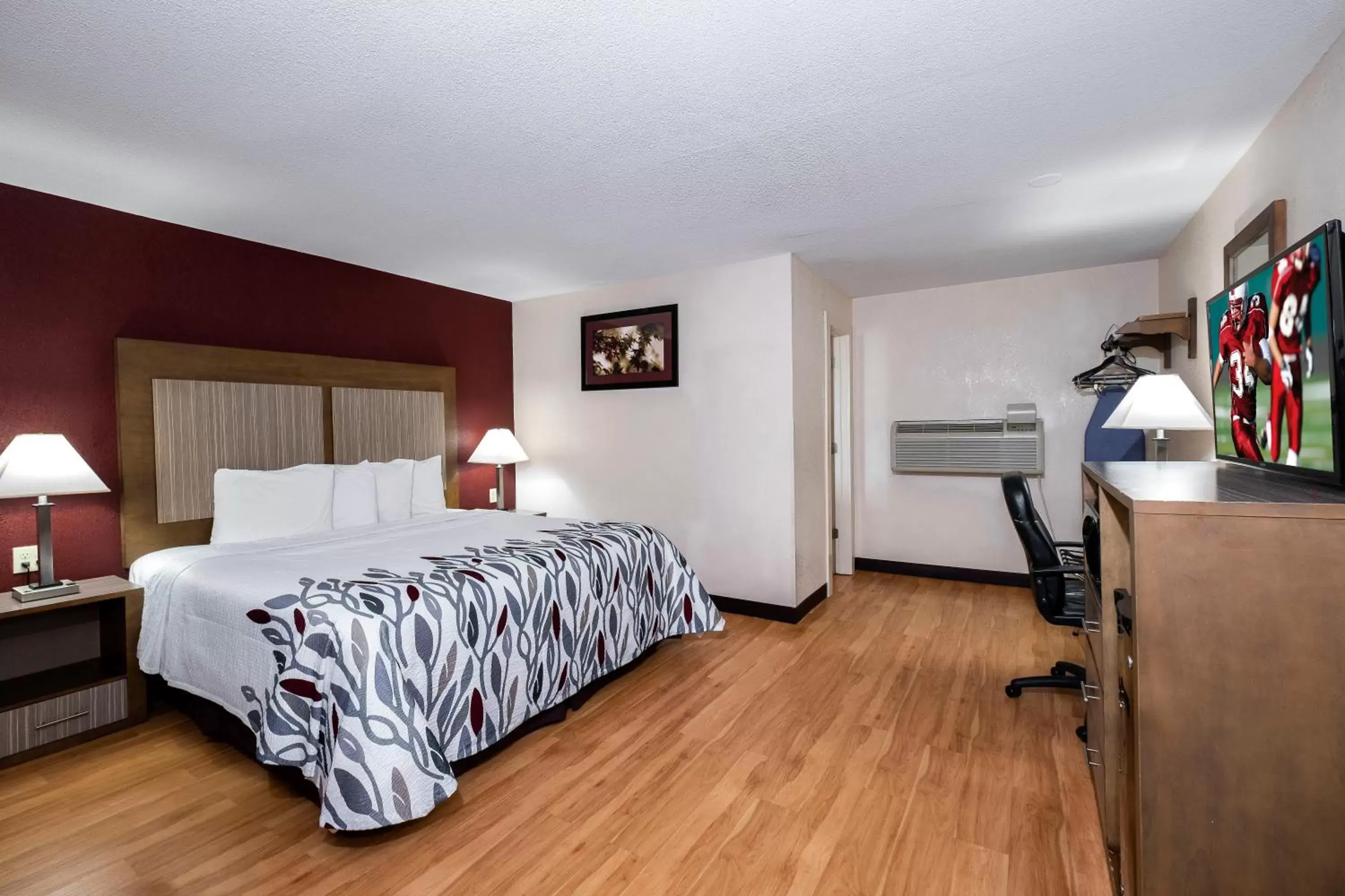 Photo of the whole room, Bed in Red Roof Inn Neptune - Jersey Shore
