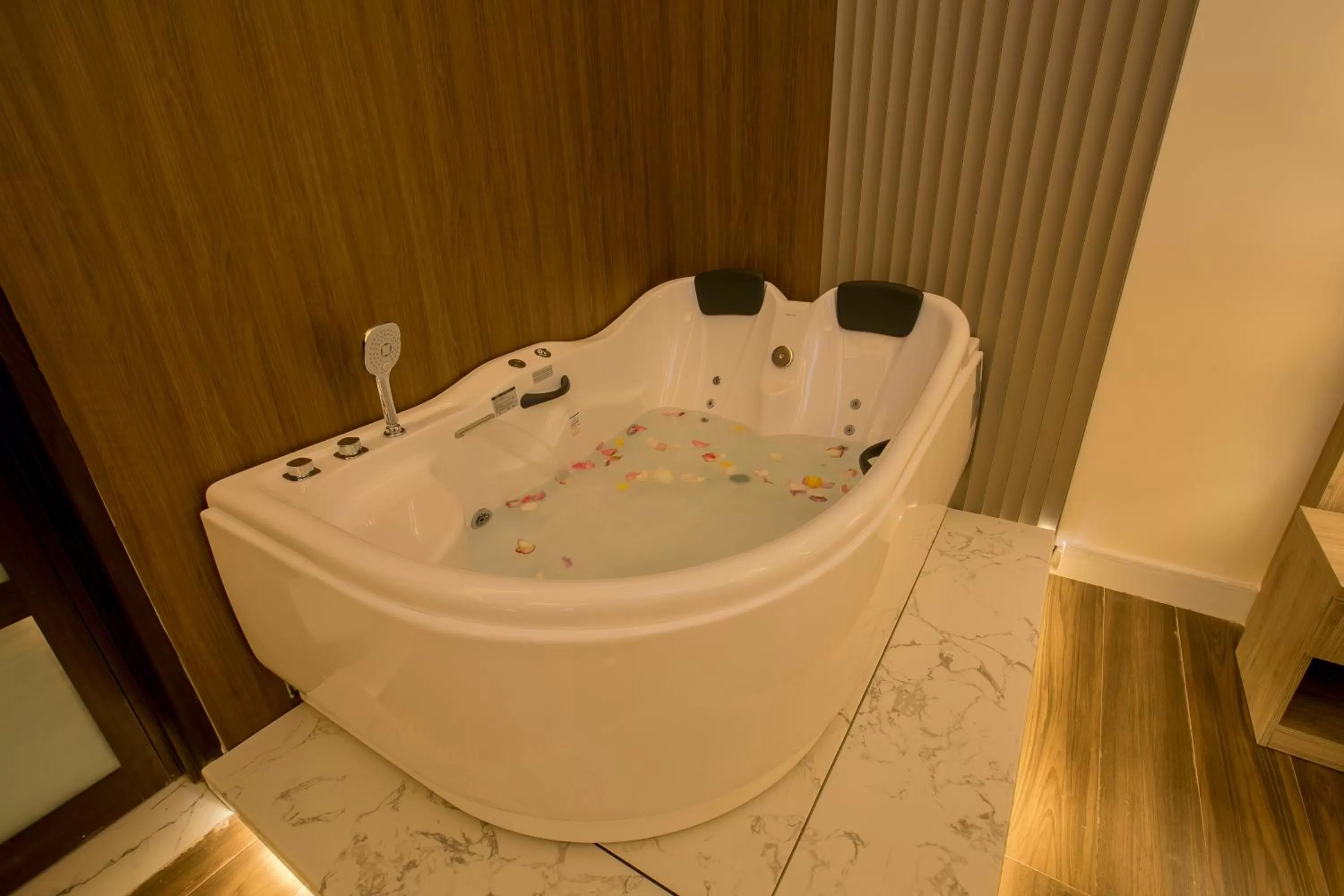 Luxury Night Al Mounisea