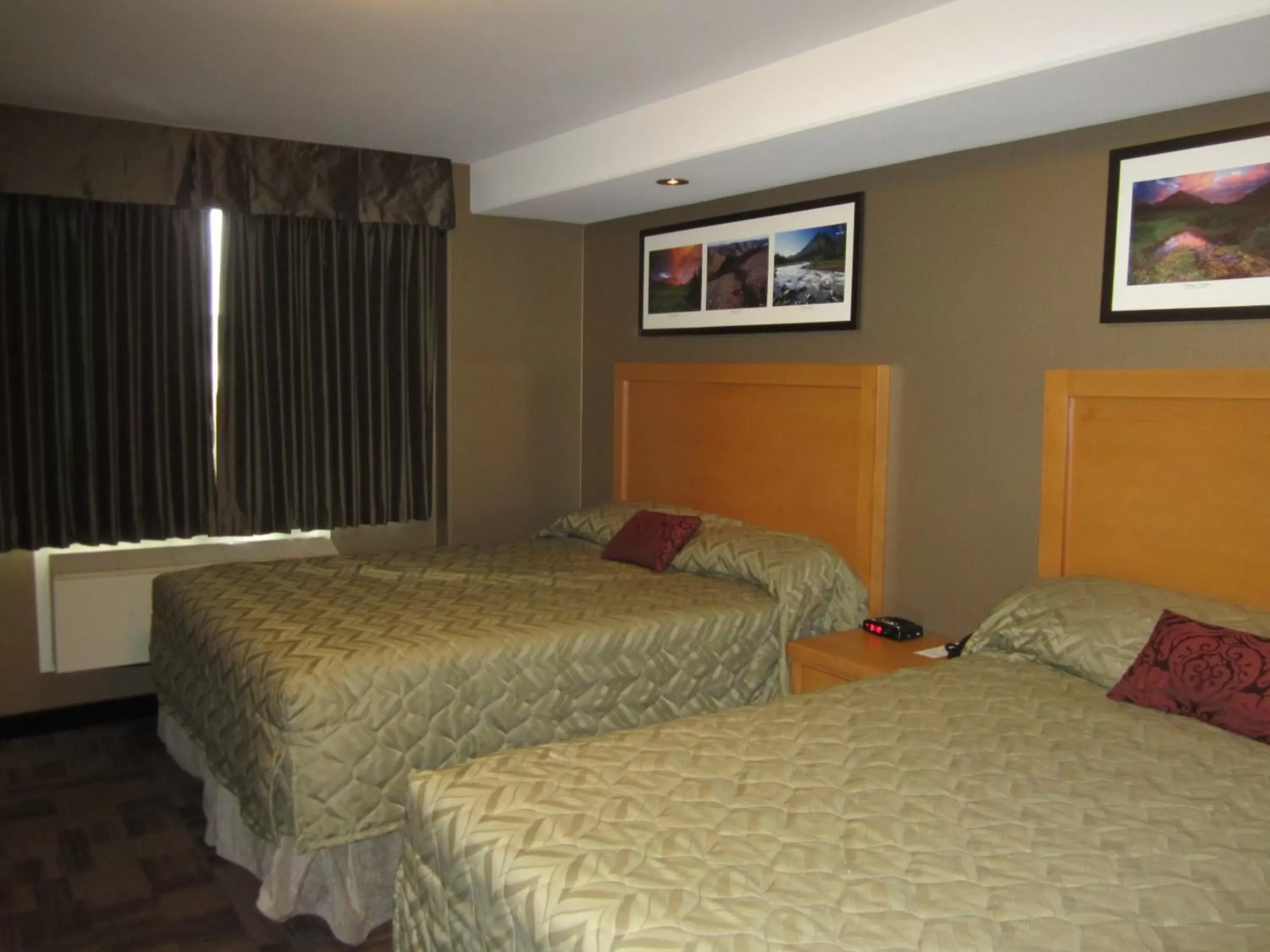 Bed in Woodlands Inn & Suites