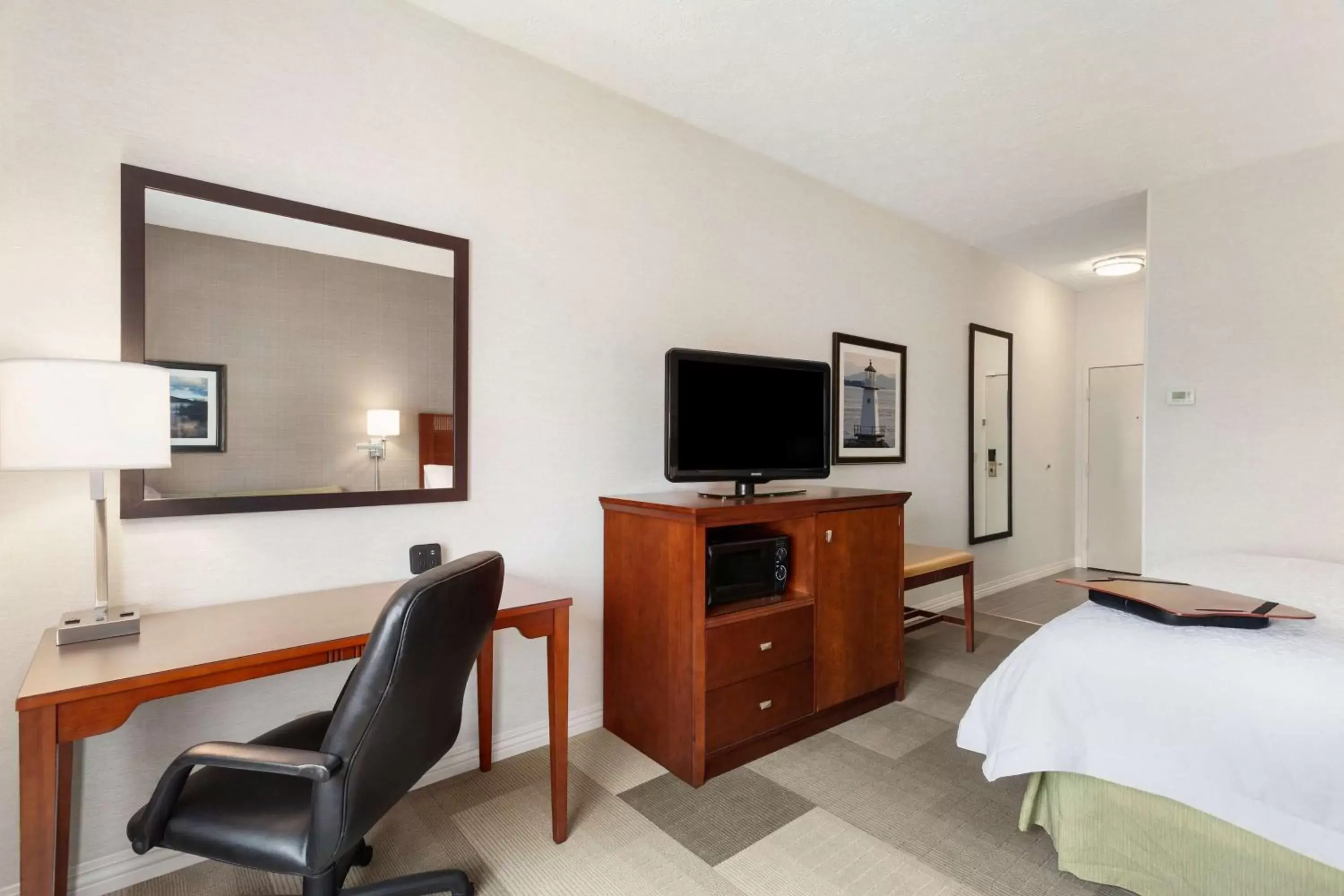 Bed, TV/Entertainment Center in Hampton Inn Burlington - Colchester