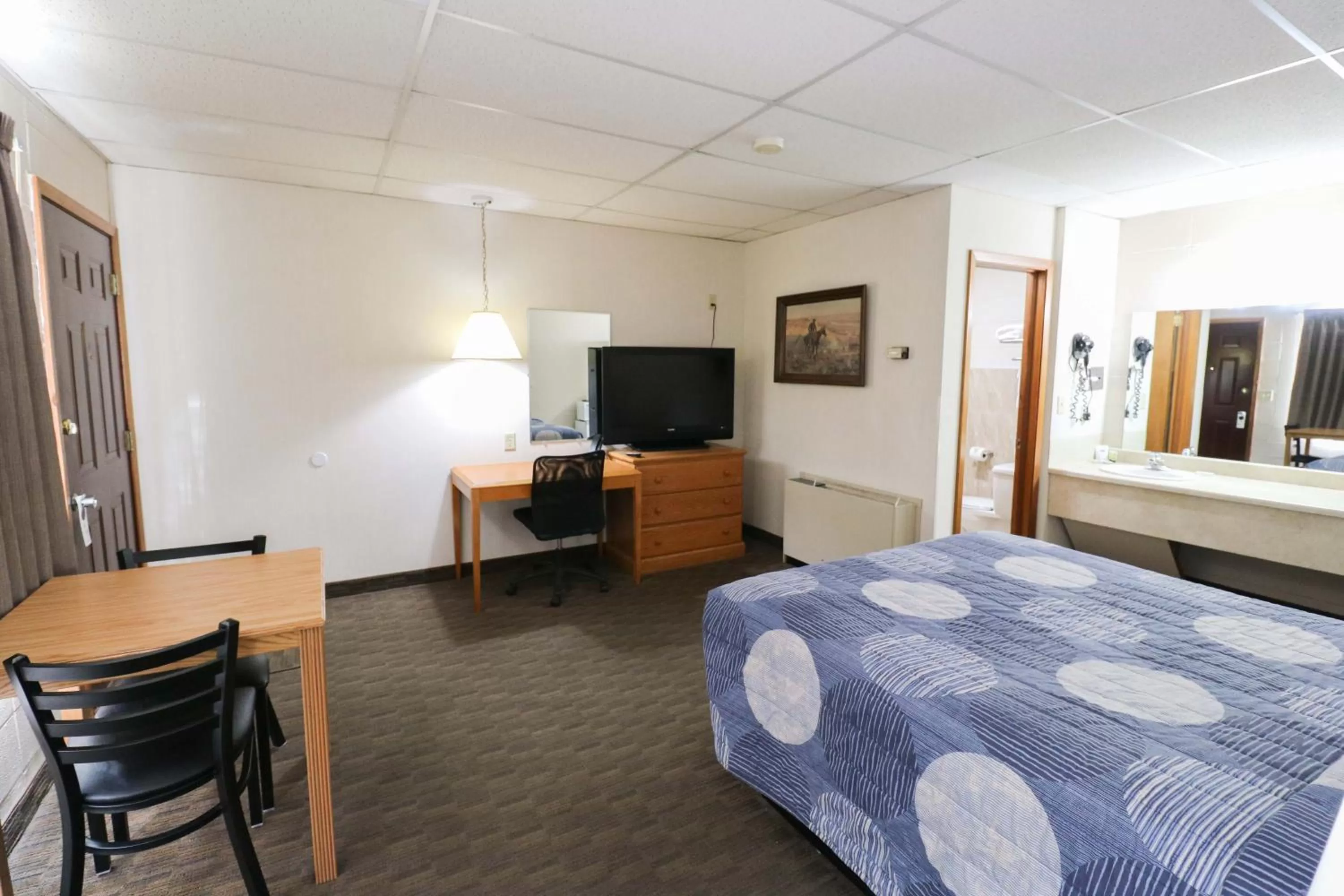 Photo of the whole room, Bed in Bear Lodge Motel