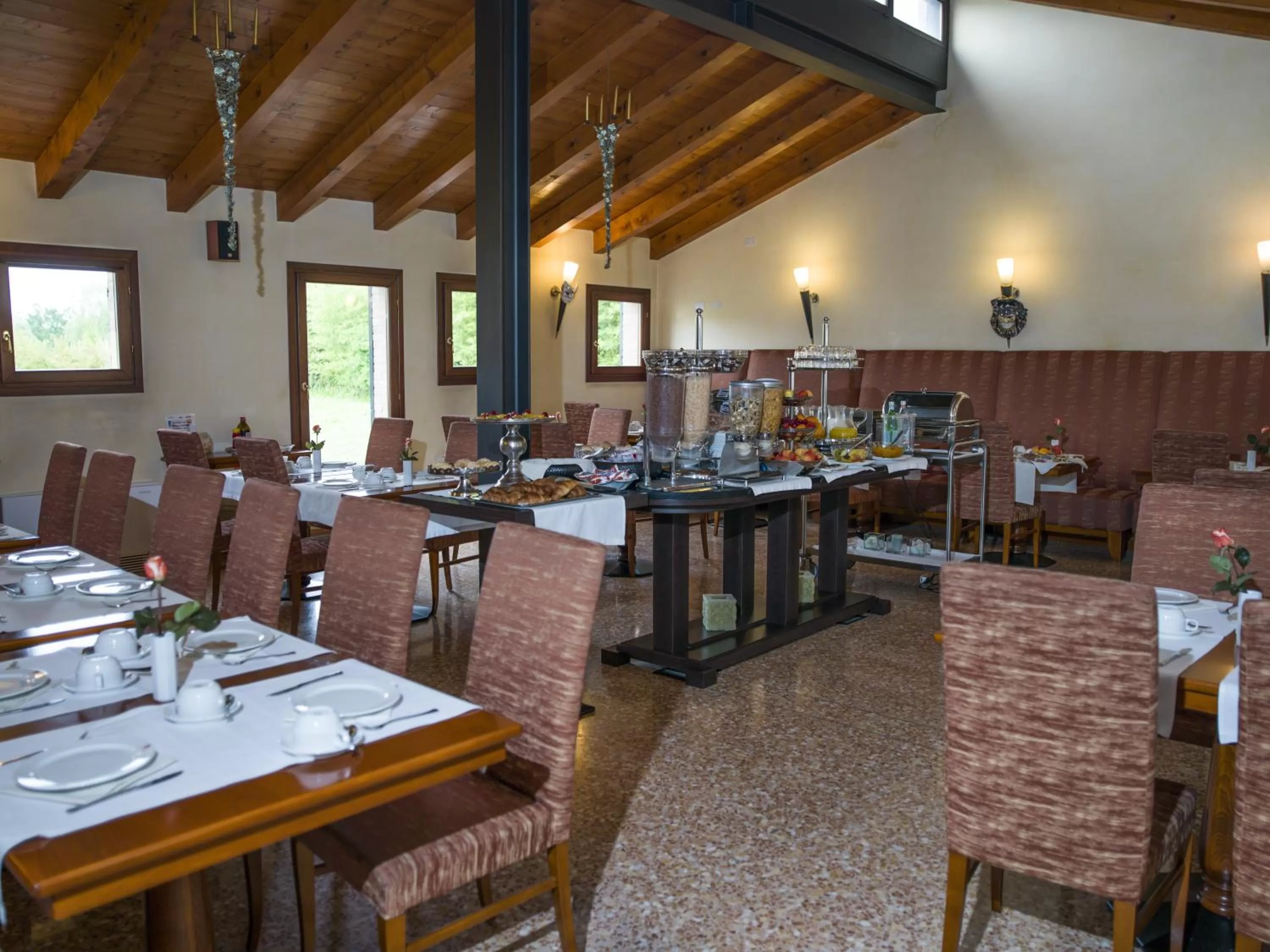 Restaurant/places to eat in Hotel Venice Resort Airport