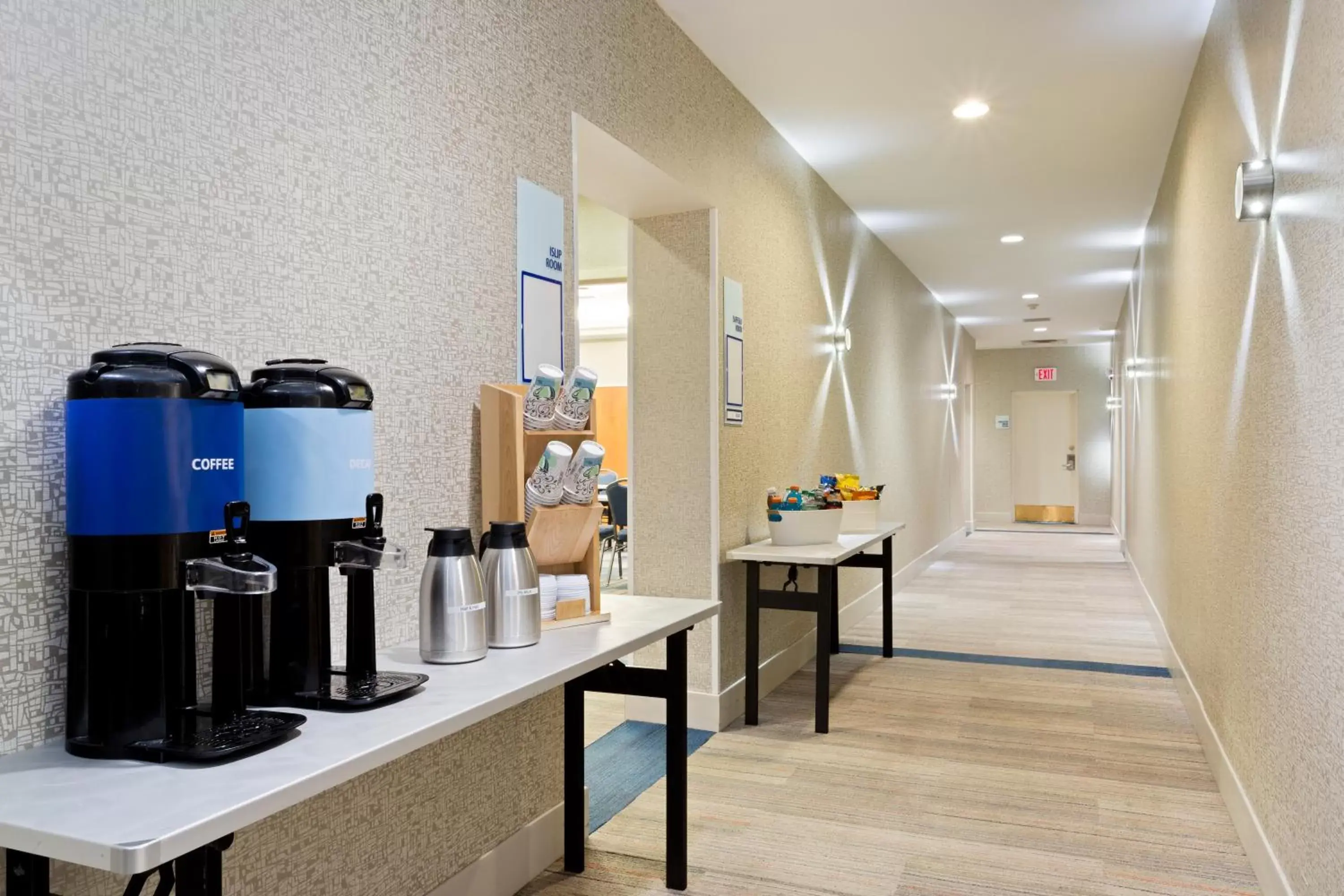 Coffee/tea facilities, Kitchen/Kitchenette in Holiday Inn Express Hauppauge-Long Island, an IHG Hotel