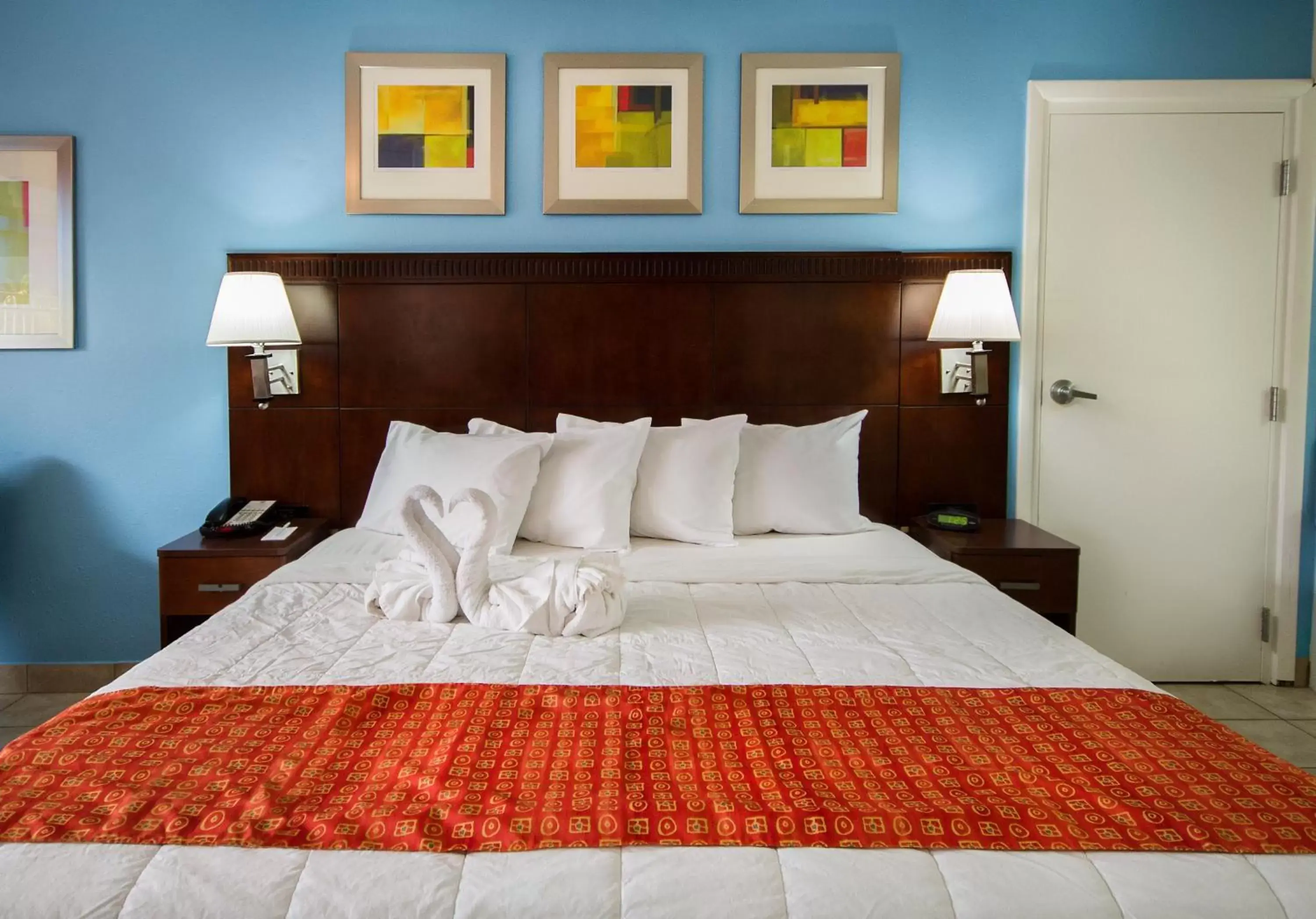 Bedroom, Bed in Flamingo Express Hotel