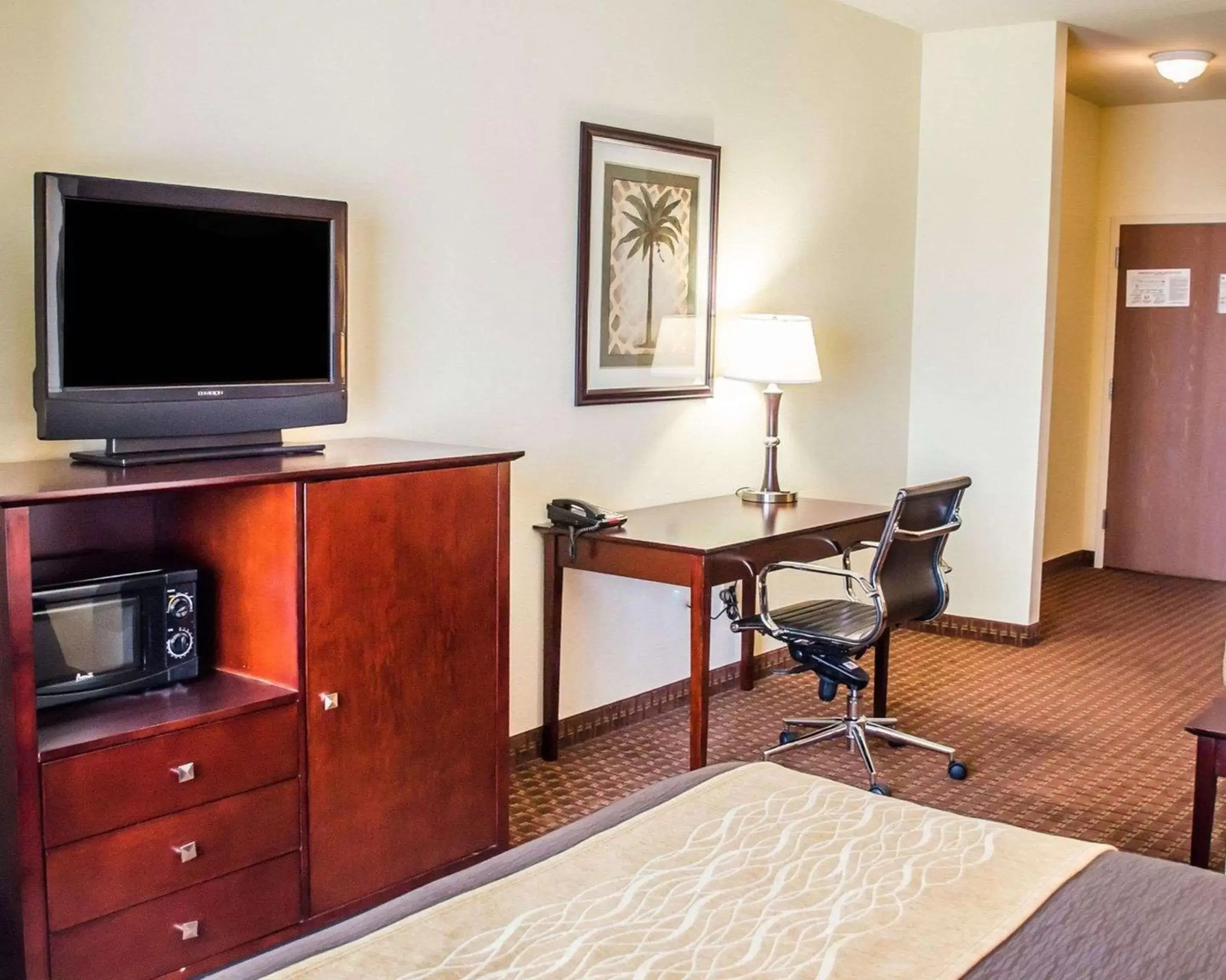 Photo of the whole room, TV/Entertainment Center in Comfort Inn & Suites Crestview