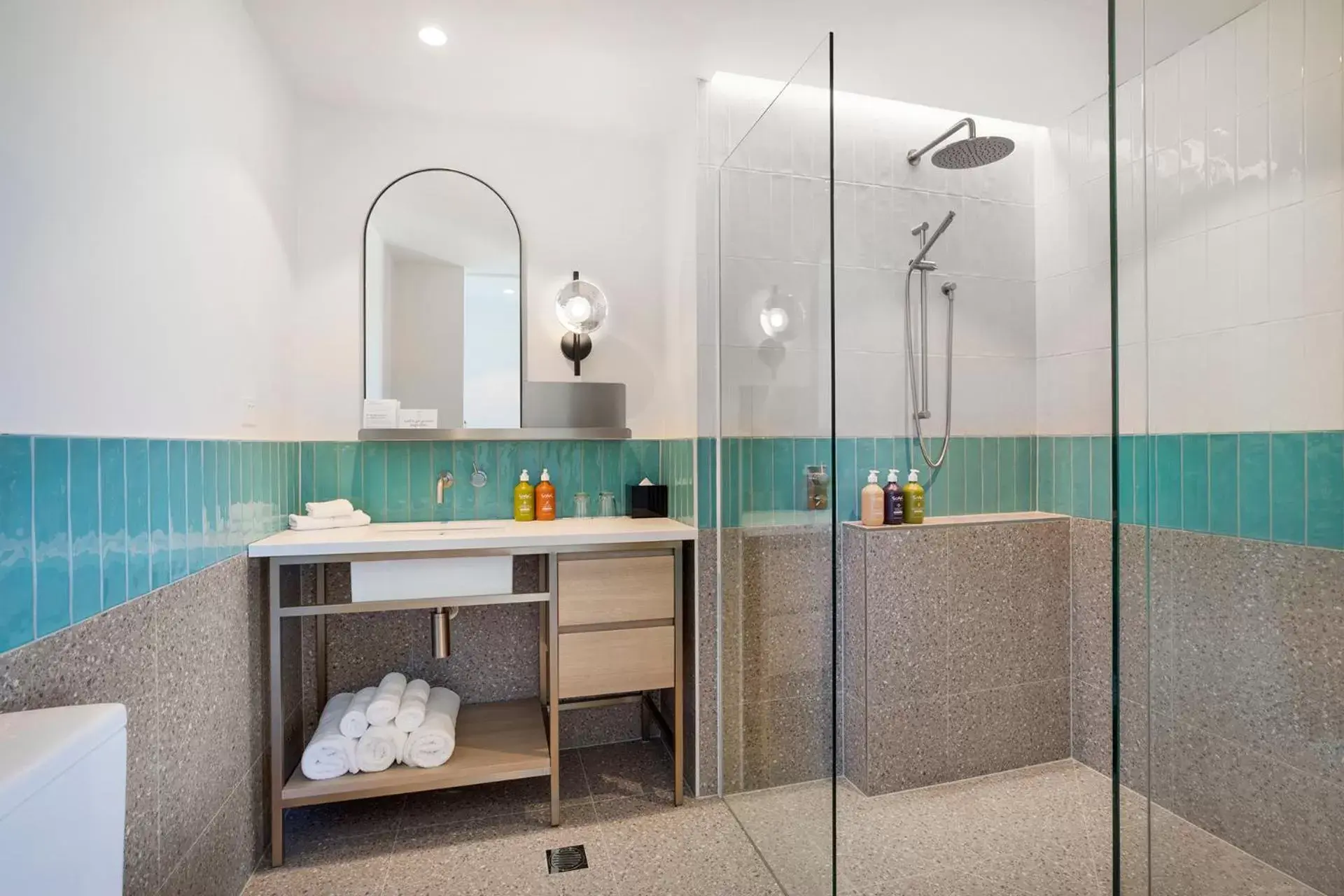 Shower, Bathroom in Holiday Inn & Suites Geelong, an IHG Hotel