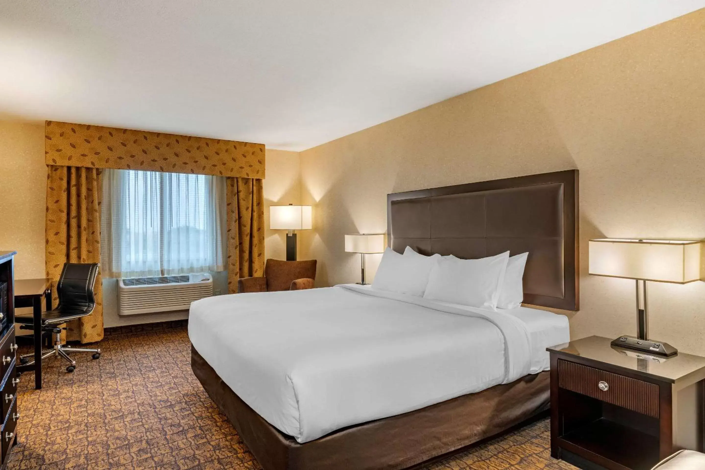 Bedroom, Bed in Lloyd Hotel Astoria Bayfront, Ascend Hotel Collection