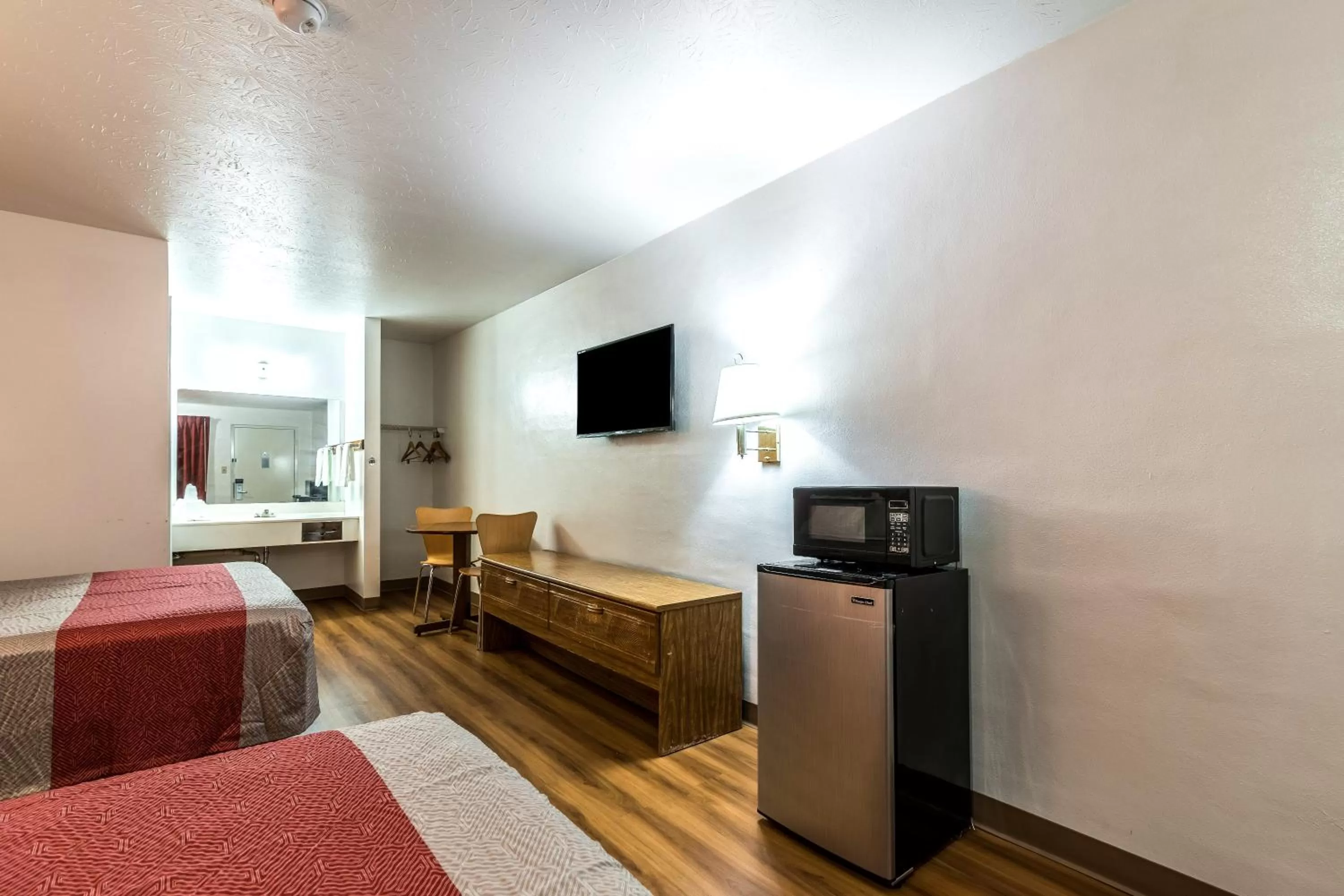 Bedroom, Bed in Motel 6-Attalla, AL