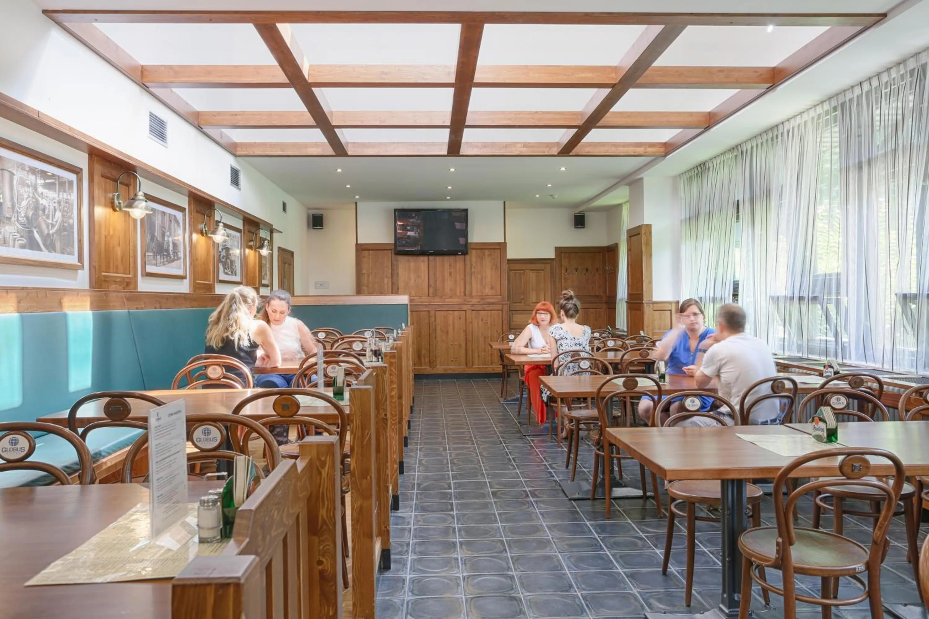 Restaurant/places to eat in Hotel Globus