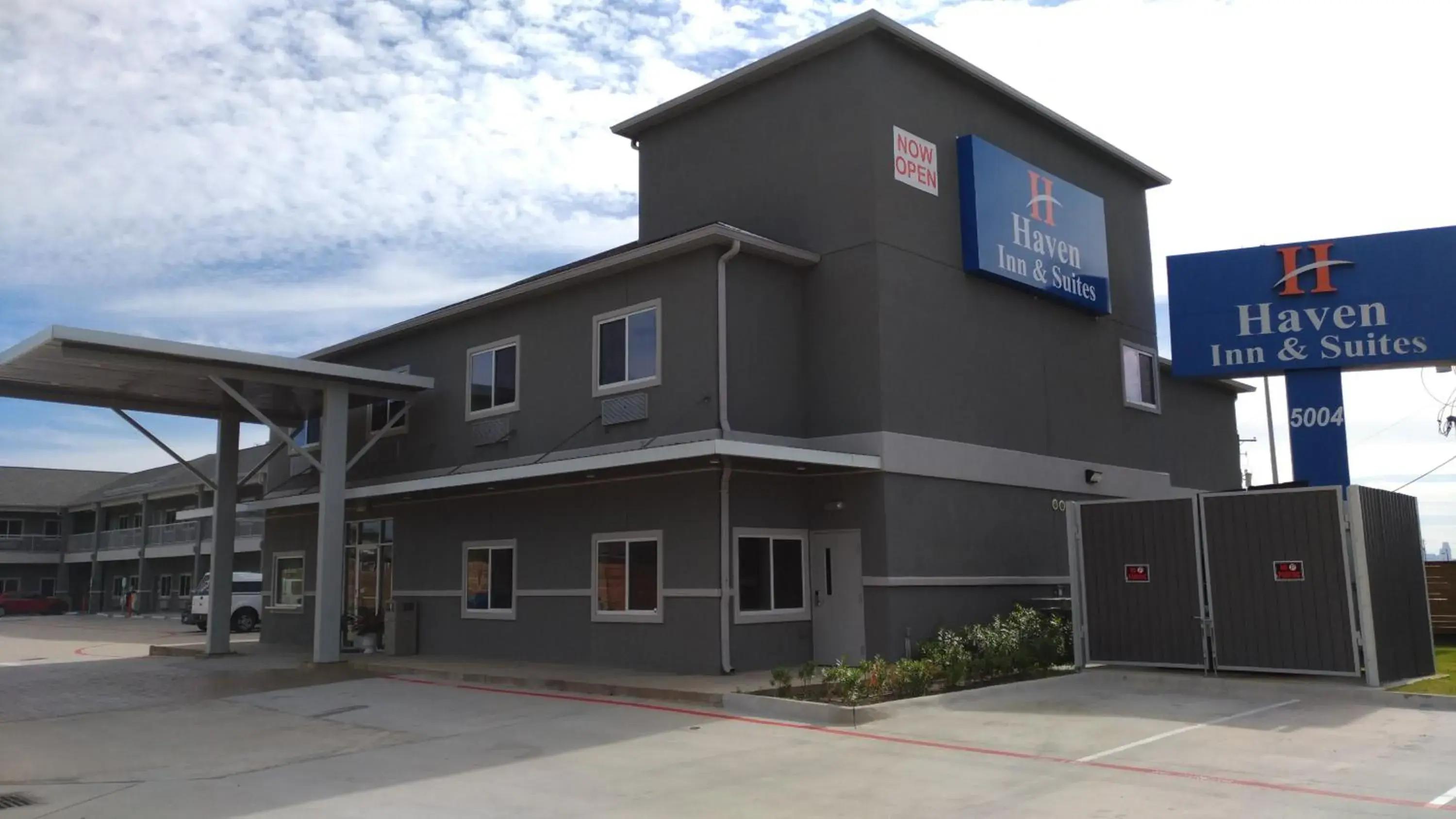 Property building in Haven Inn & Suites Downtown Houston. Property building in Haven Inn & Suites Downtown Houston.