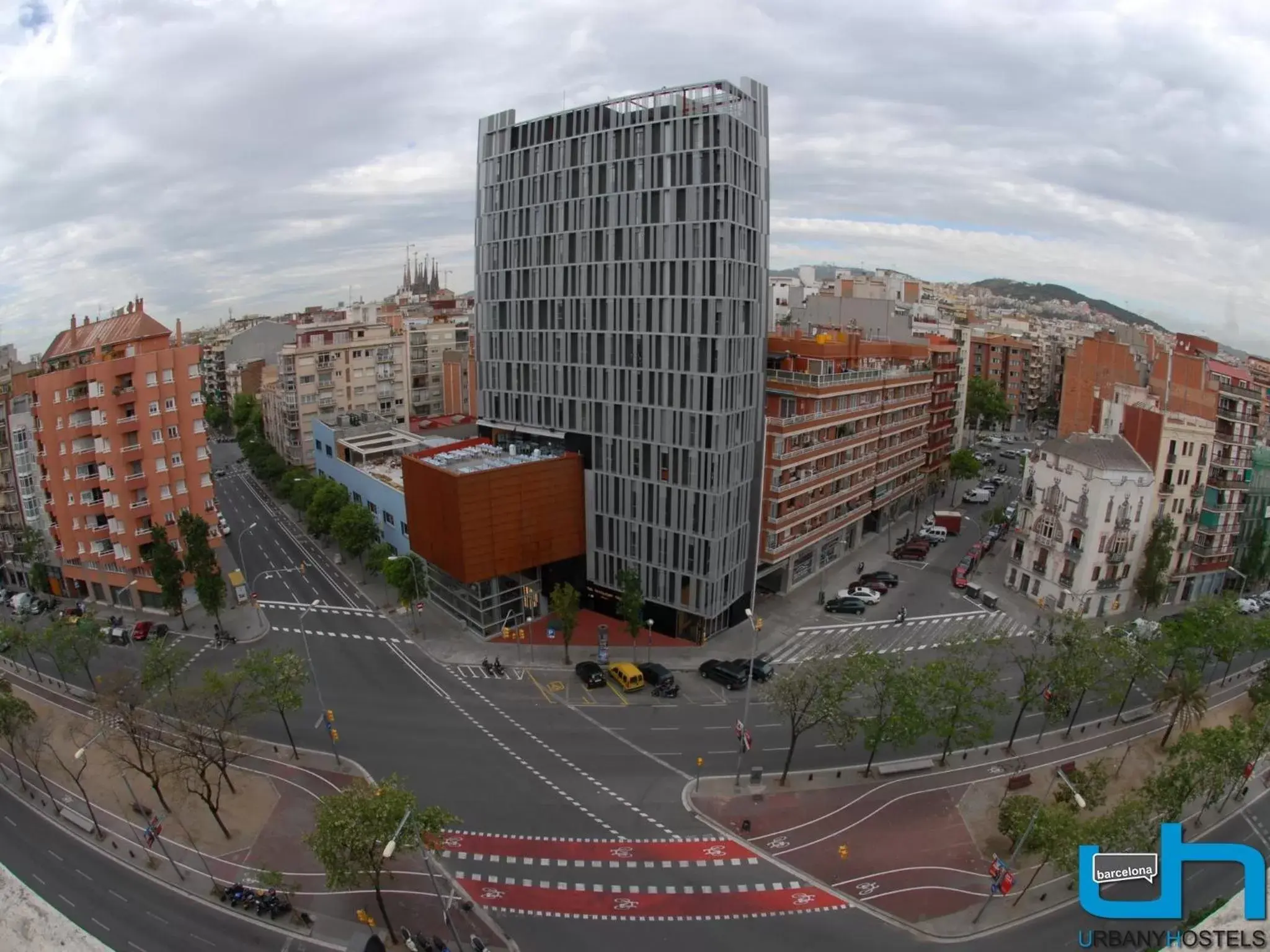 Facade/entrance, Bird's-eye View in Barcelona Urbany Hostel