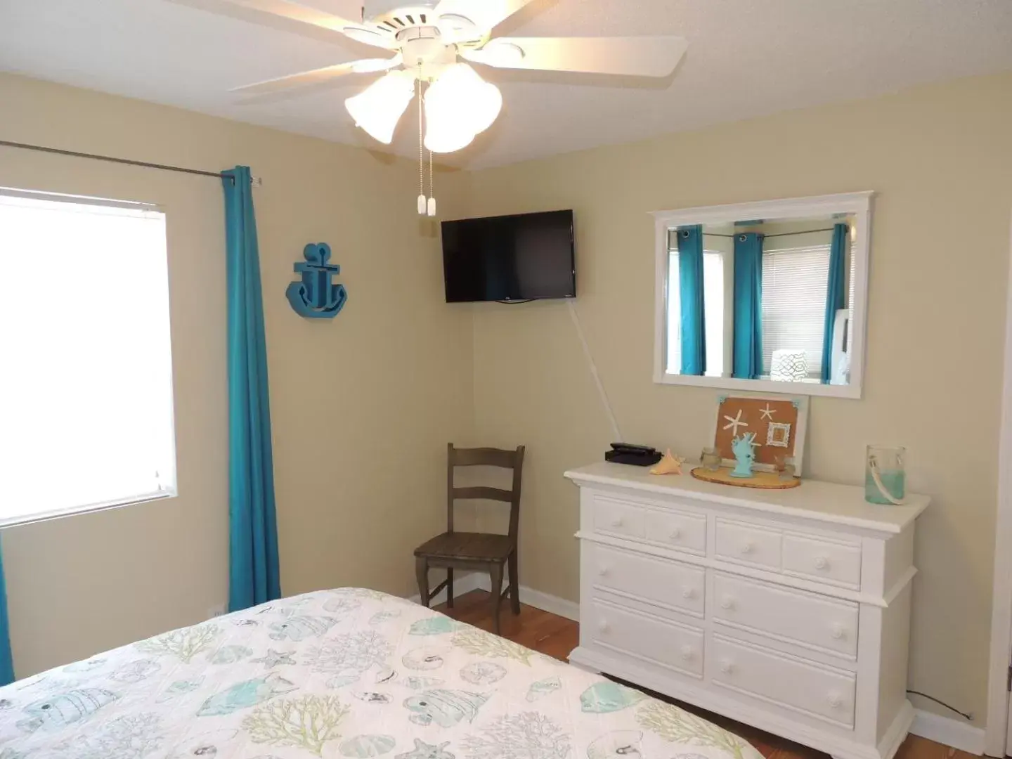 Bedroom, TV/Entertainment Center in Beach Vacation Condos South