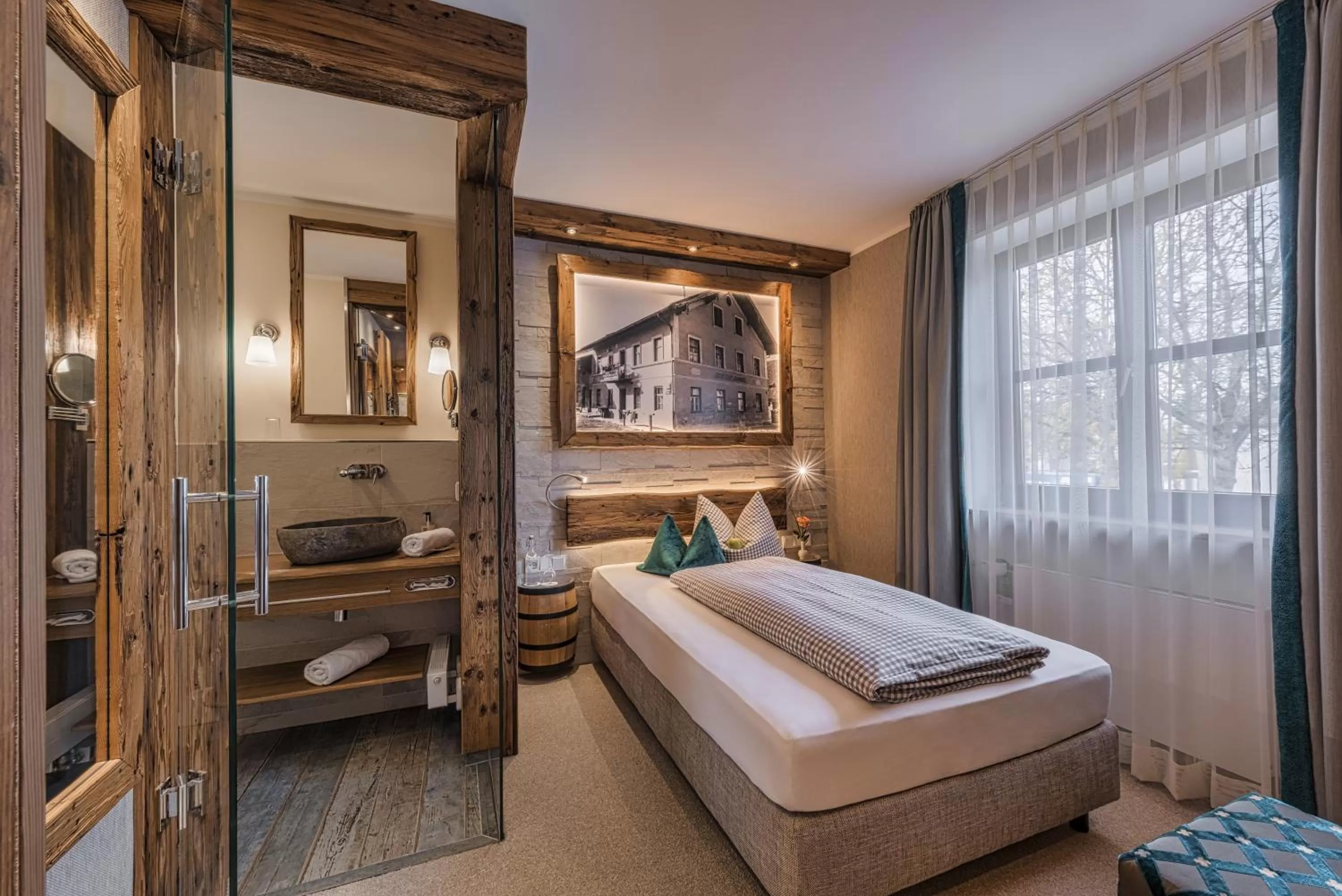 Bed in Hotel Schäfflerwirt