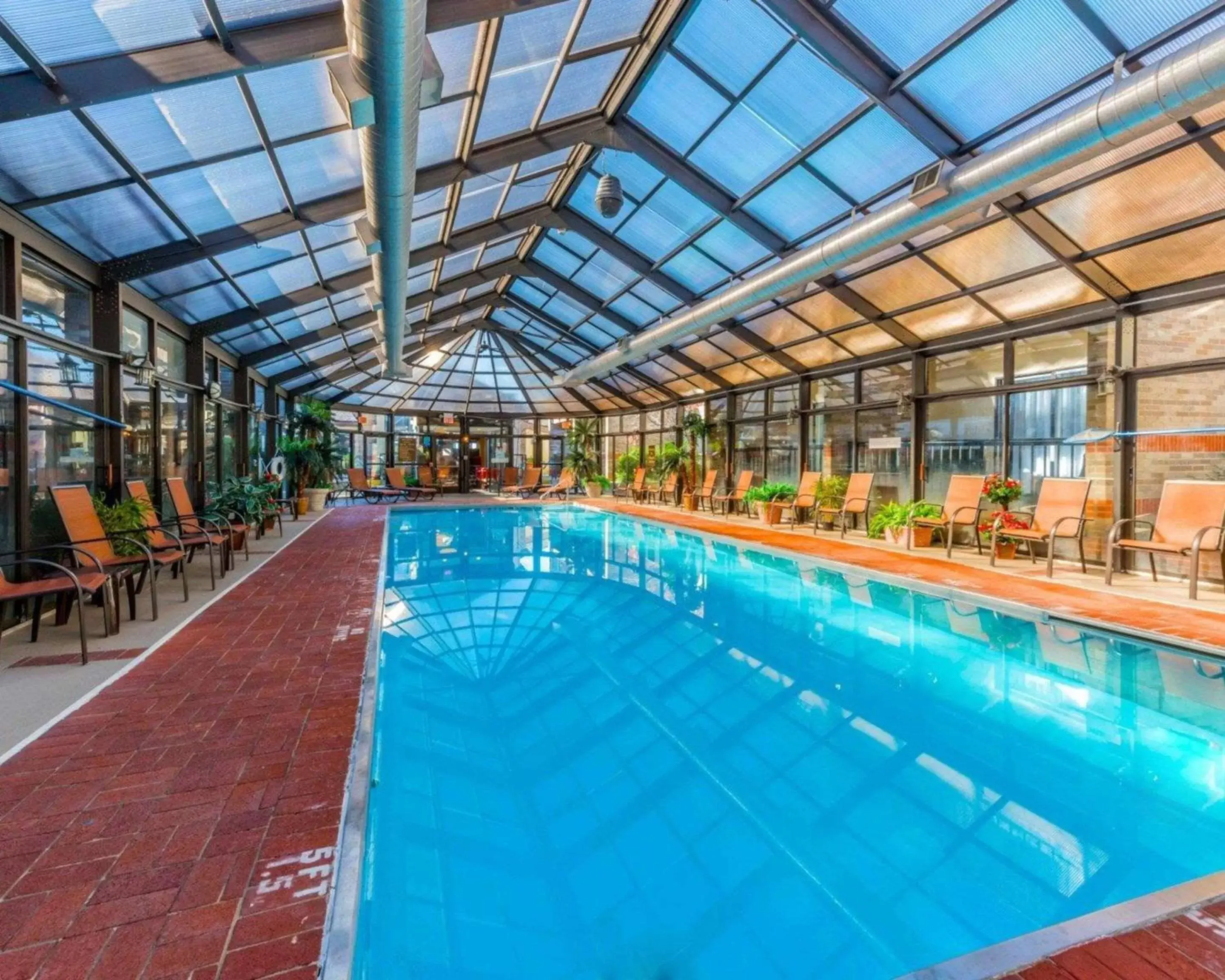 On site, Swimming Pool in Comfort Inn & Suites Erie