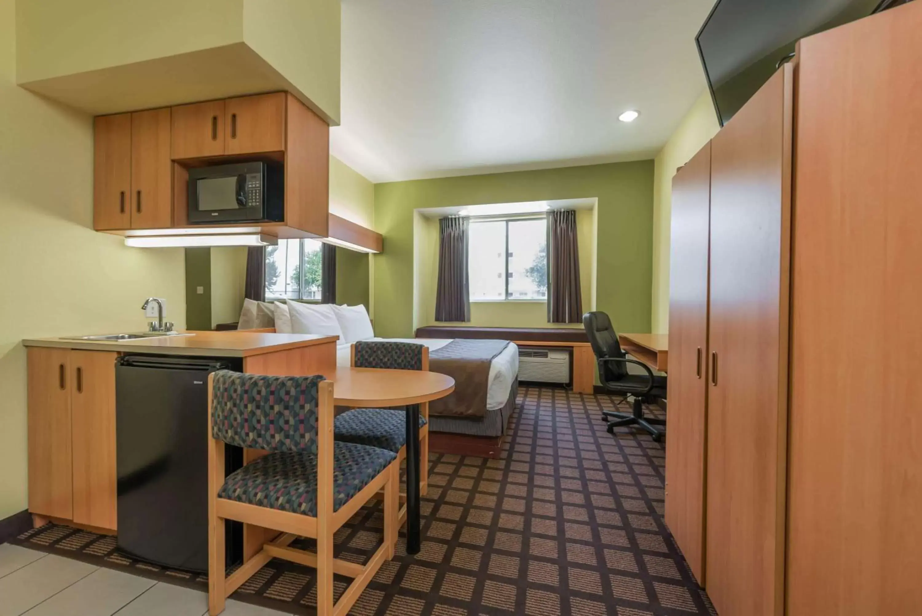 Photo of the whole room, Kitchen/Kitchenette in Microtel Inn & Suites by Wyndham Ft. Worth North/At Fossil