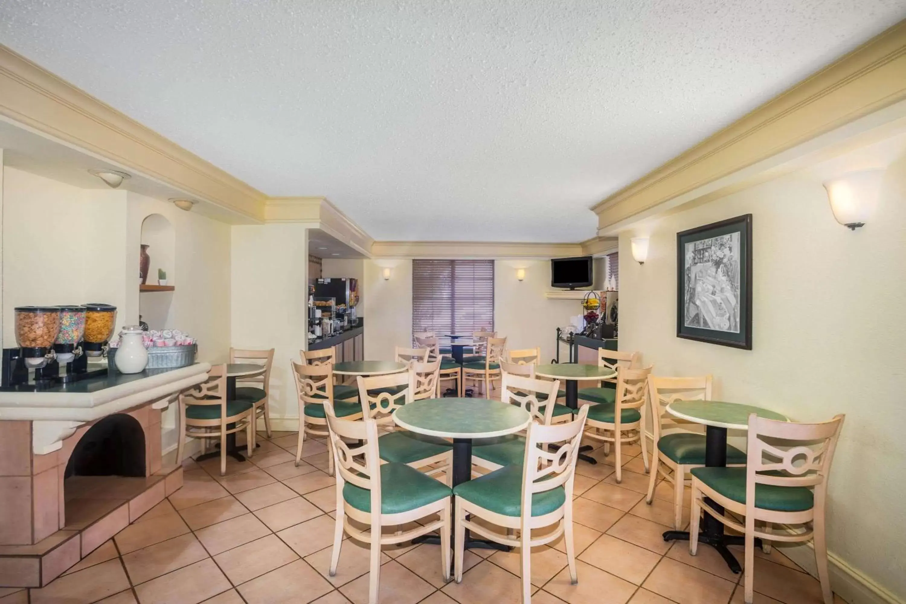 Restaurant/Places to Eat in La Quinta Inn by Wyndham Eagle Pass