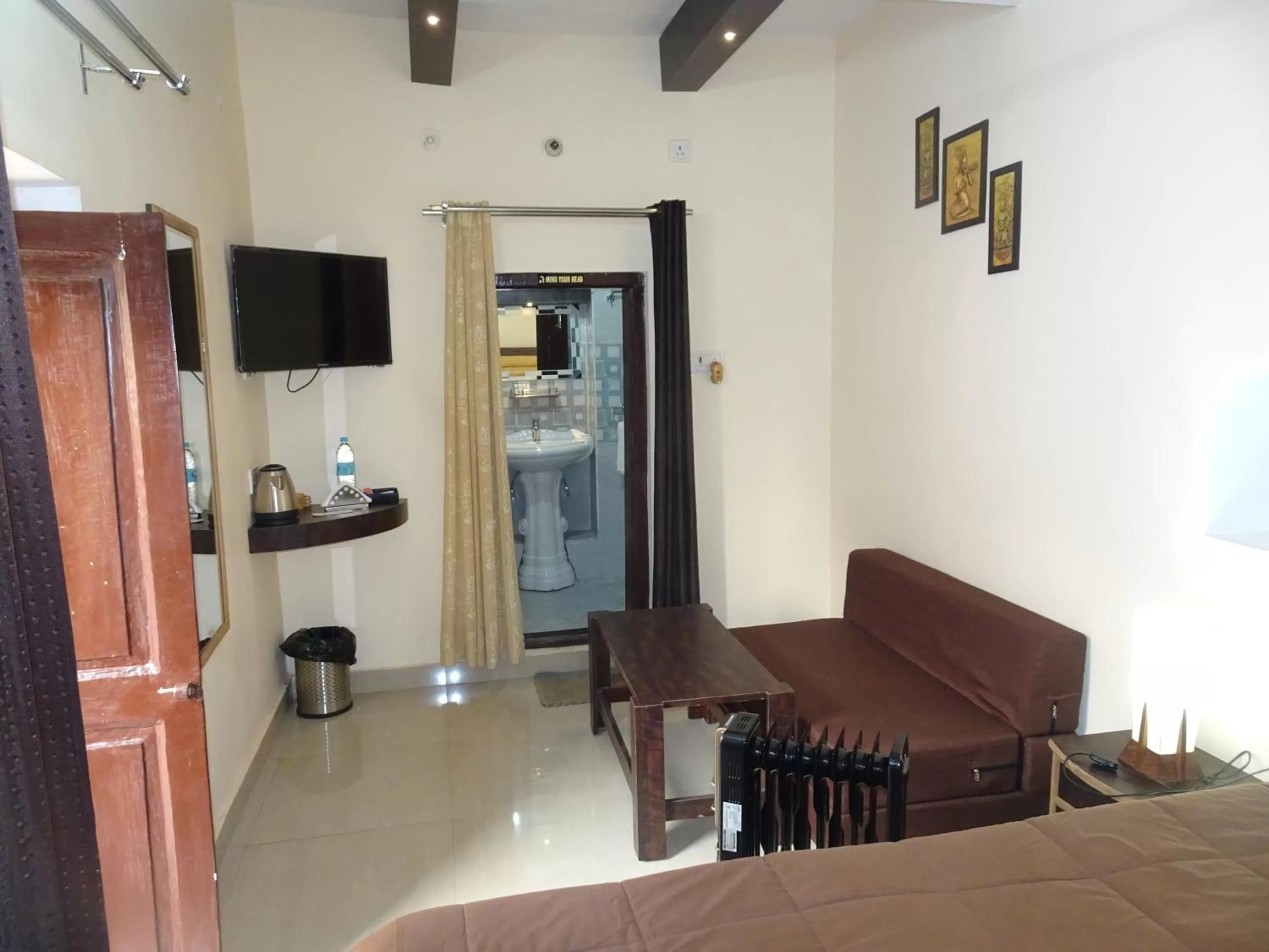 Photo of the whole room in Foreigners Inn