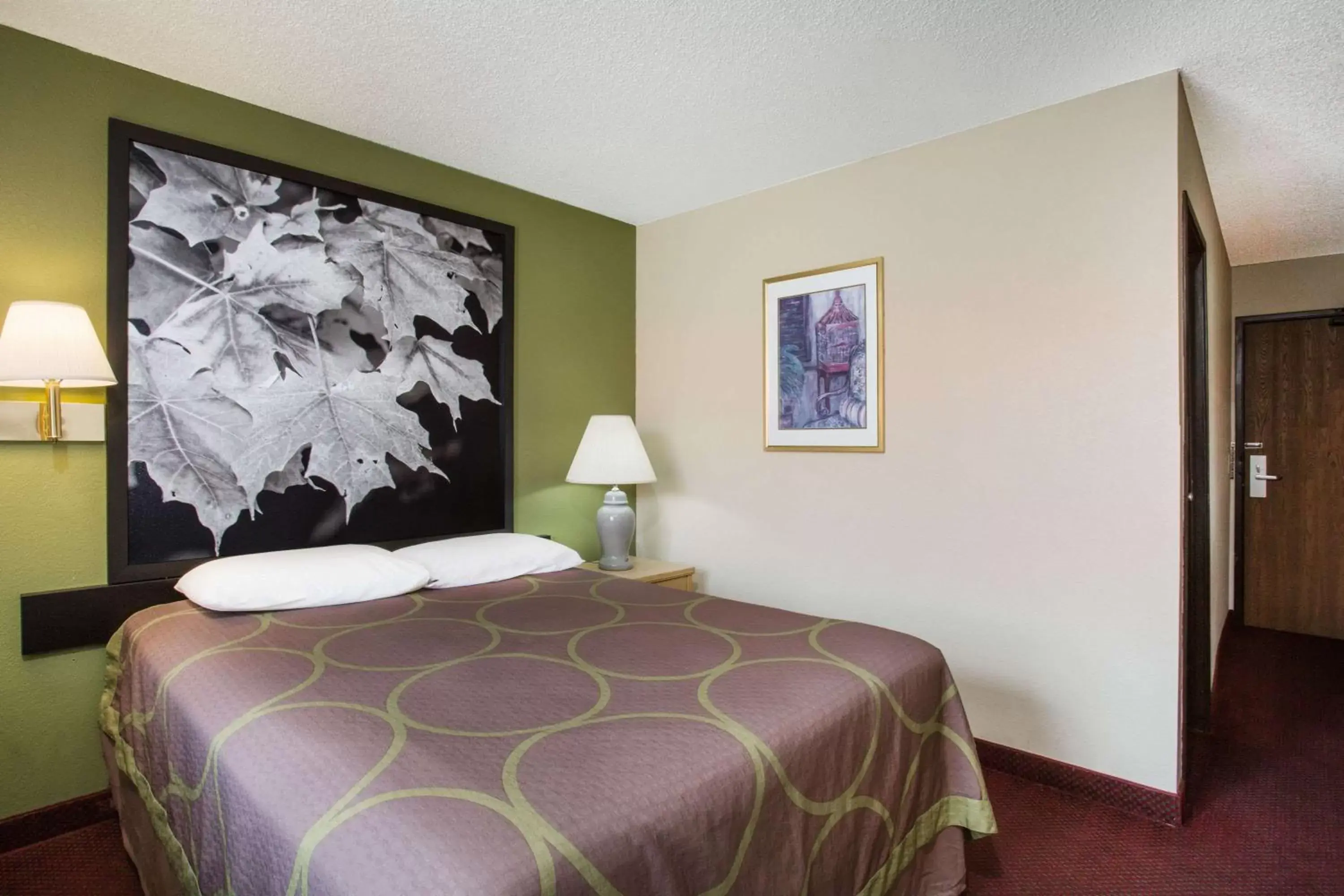 King Room - Non-Smoking in Super 8 by Wyndham Salem VA King Room - Non-Smoking in Super 8 by Wyndham Salem VA