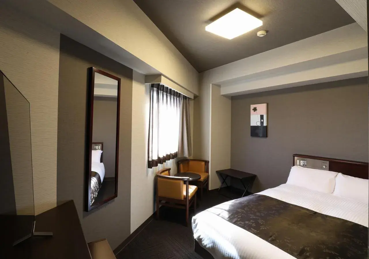 Photo of the whole room, Bed in APA Hotel Chibachuo Ekimae