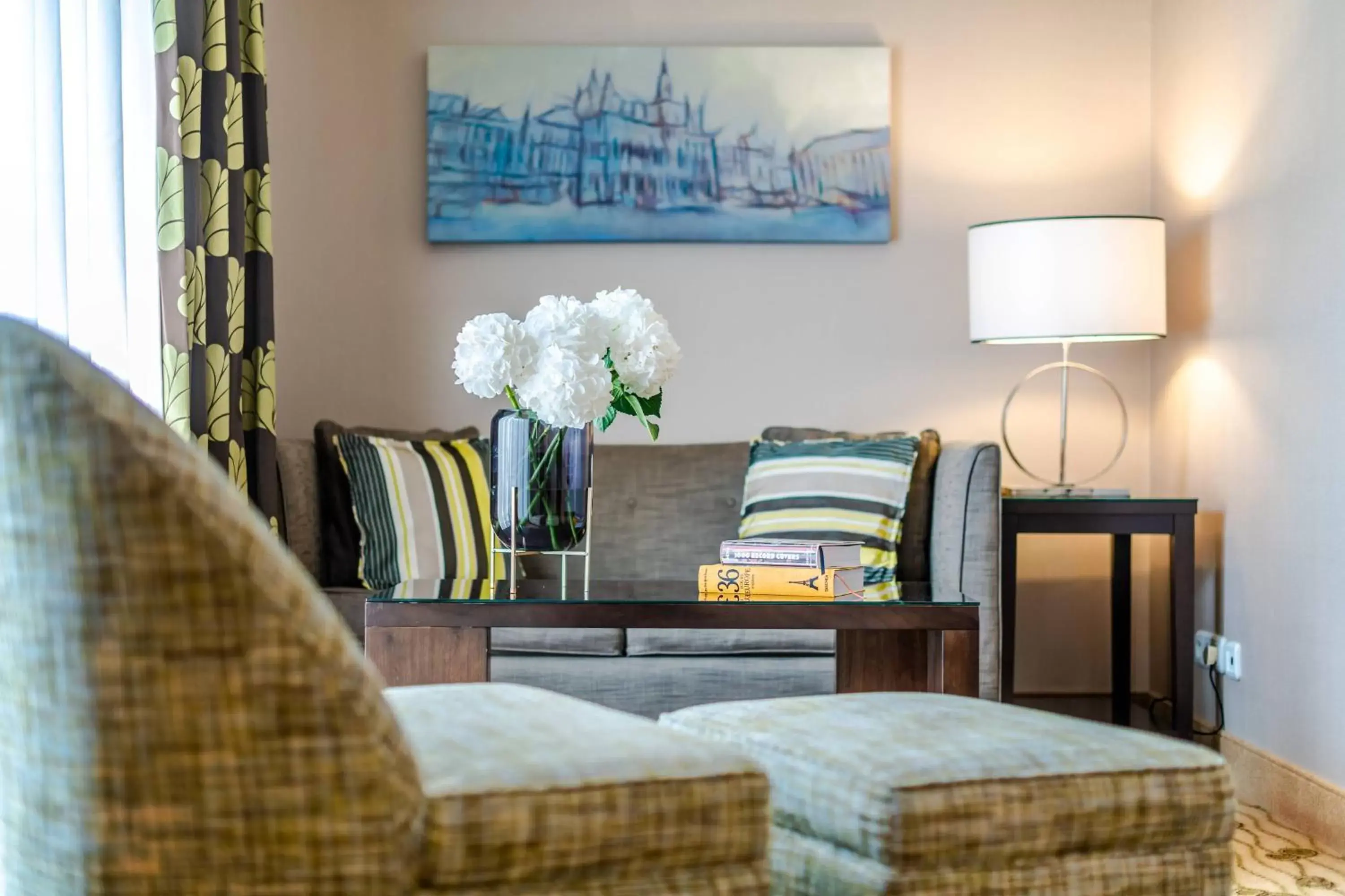 Photo of the whole room, Seating Area in Renaissance Brussels Hotel