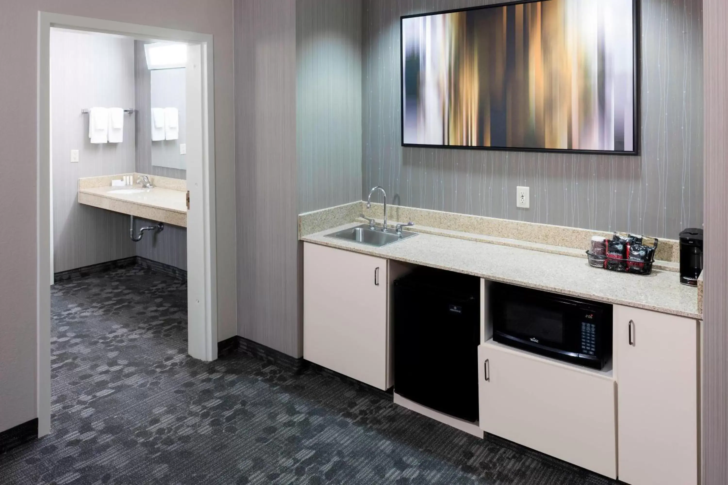 Photo of the whole room, Bathroom in Courtyard by Marriott Wichita East