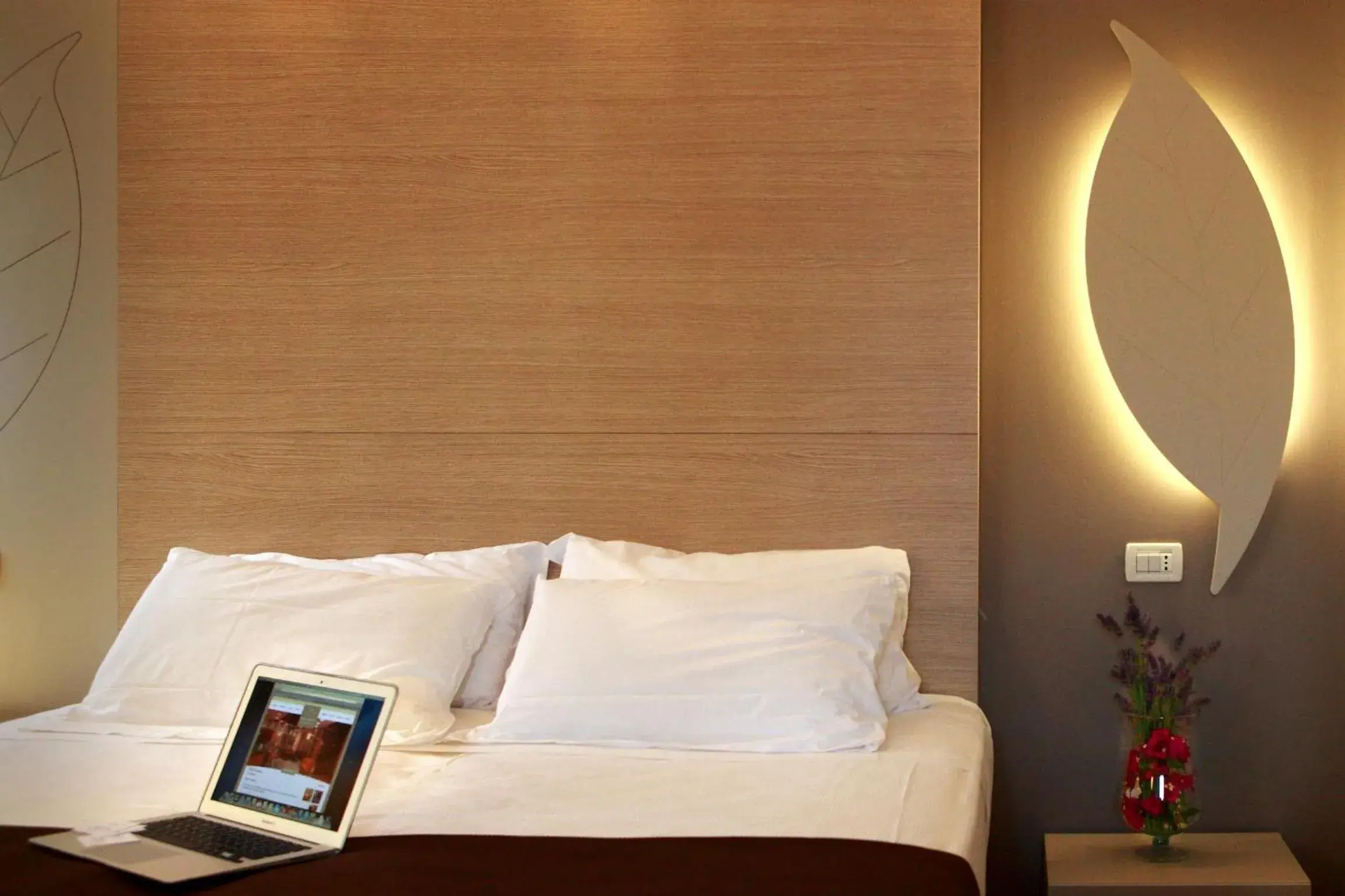 Photo of the whole room, Bed in Hotel Colonne - Alihotels