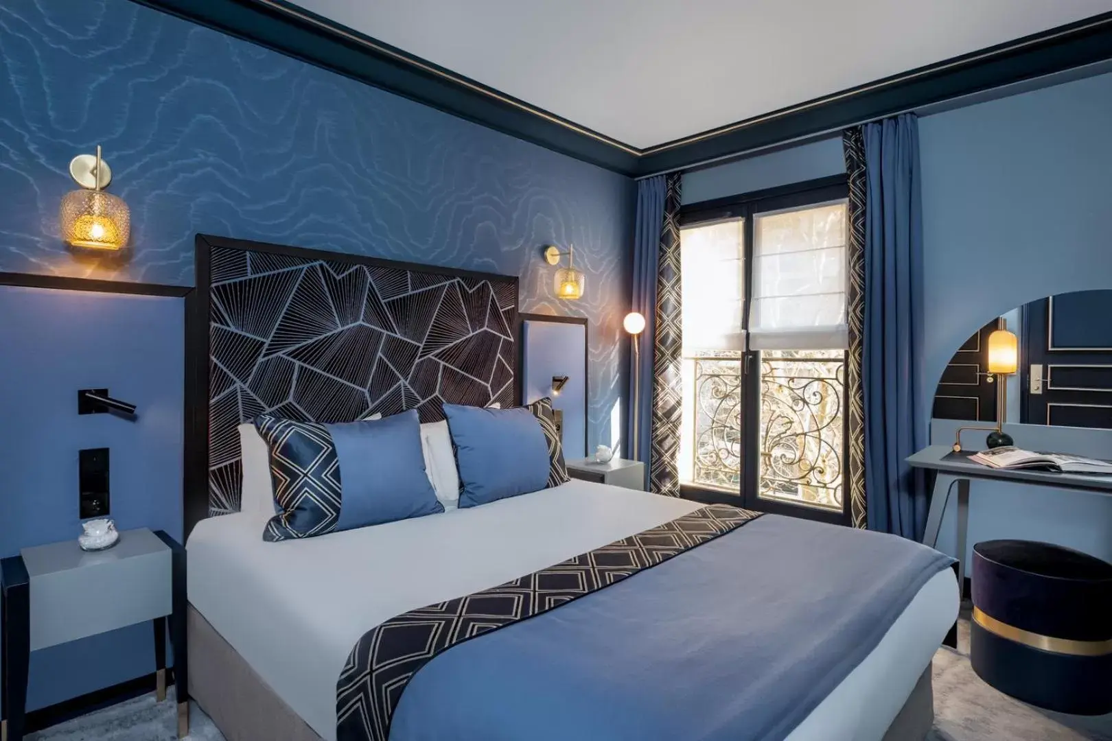 Photo of the whole room, Bed in Hôtel le Derby Alma by Inwood Hotels