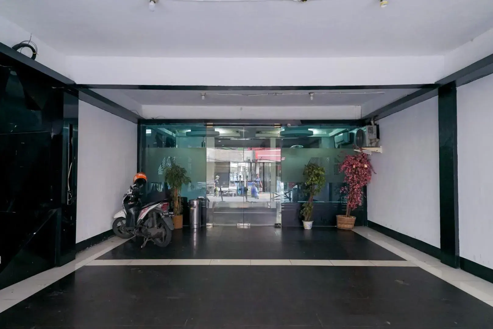 Lobby or reception, Fitness Center/Facilities in Urbanview Hotel Bes Mangga Besar