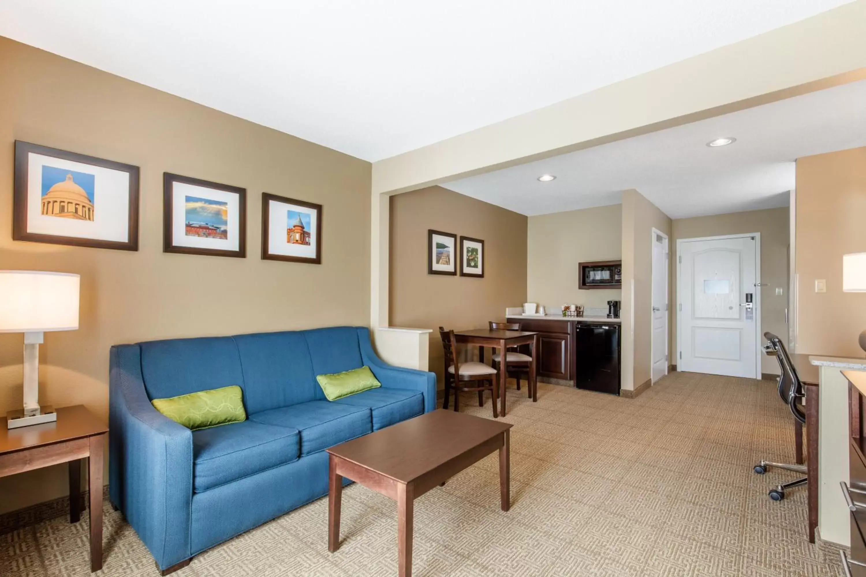 Seating Area in Comfort Inn & Suites Bryant - Benton