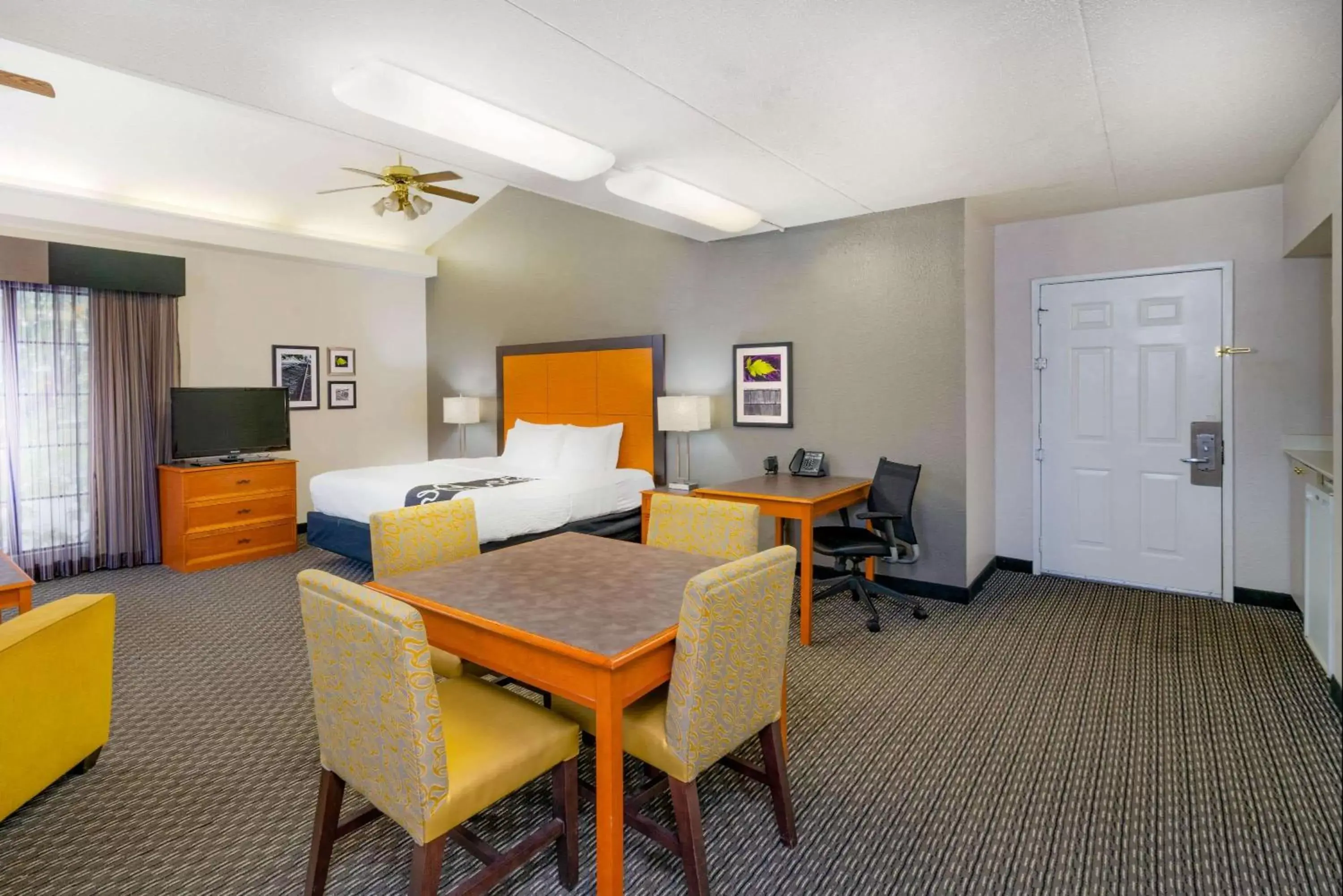 Photo of the whole room in La Quinta Inn by Wyndham Nashville South