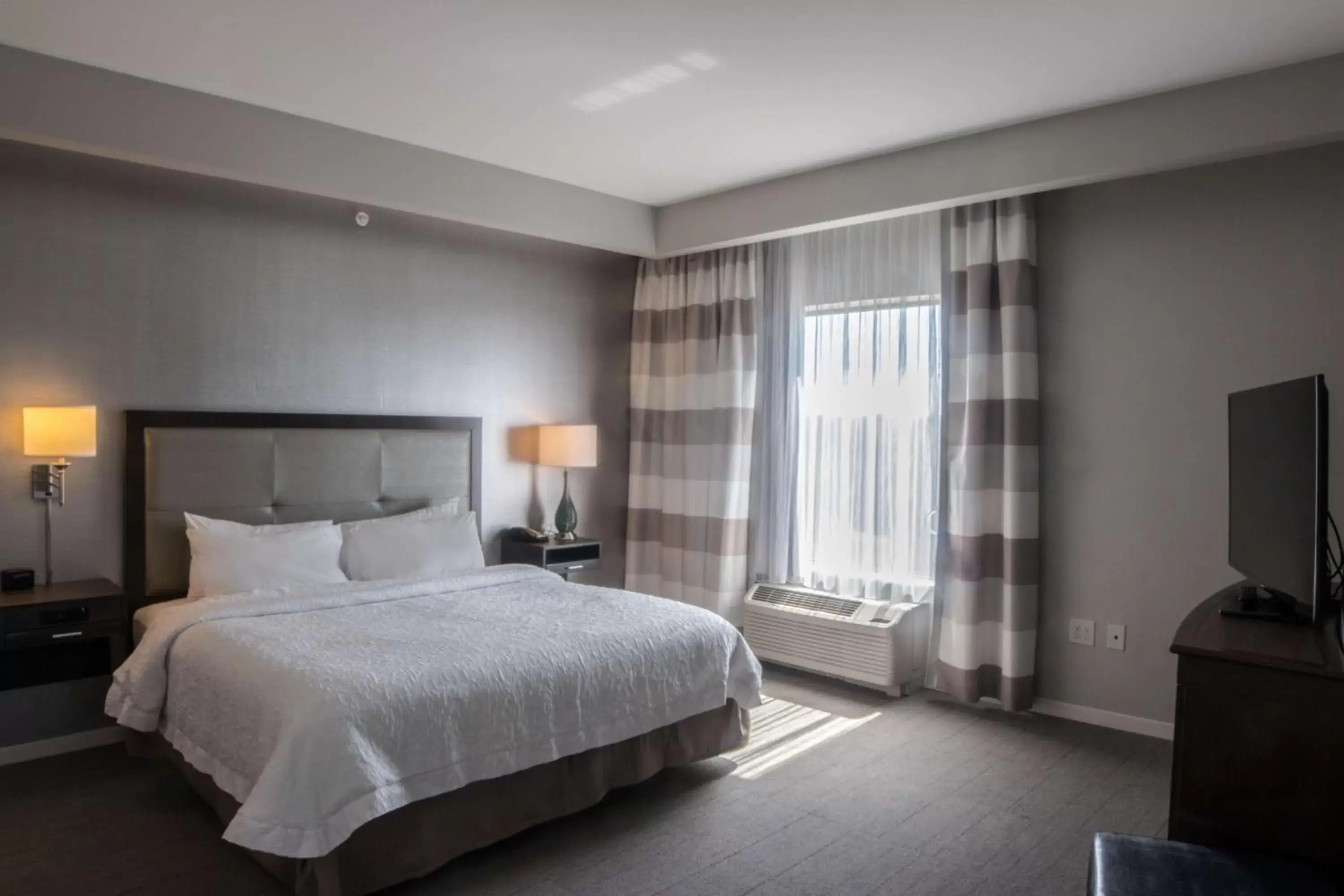 Bed in Hampton Inn & Suites Charlotte/Ballantyne, Nc
