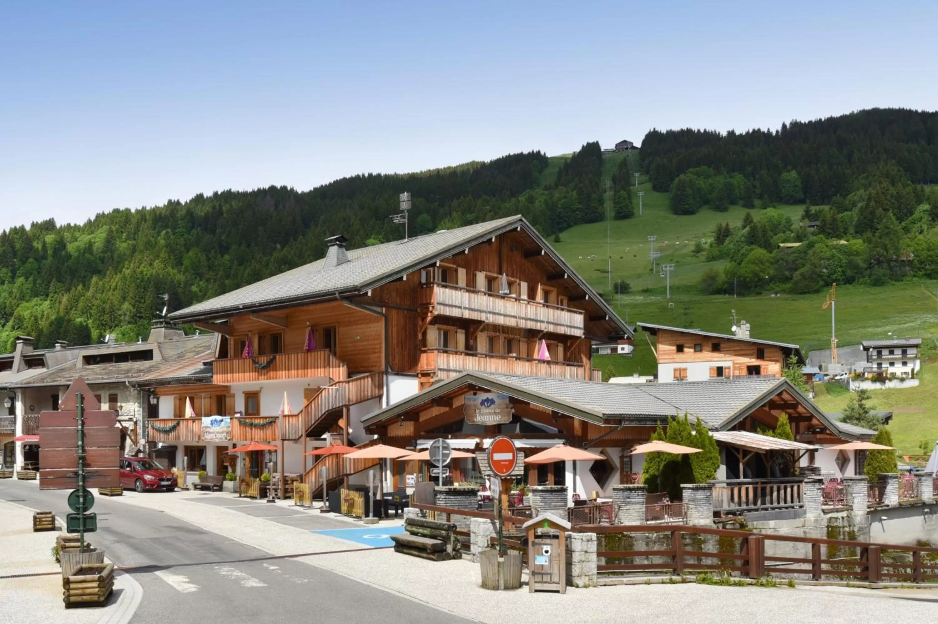 Property building in Loc'Hotel Alpen Sports