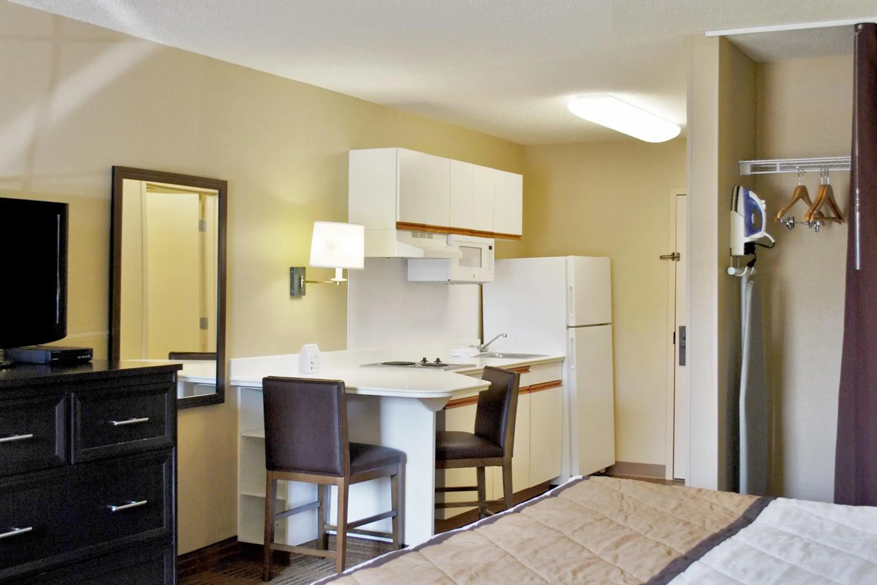 Kitchen or kitchenette, Bathroom in Extended Stay America Suites - Chicago - Naperville - East