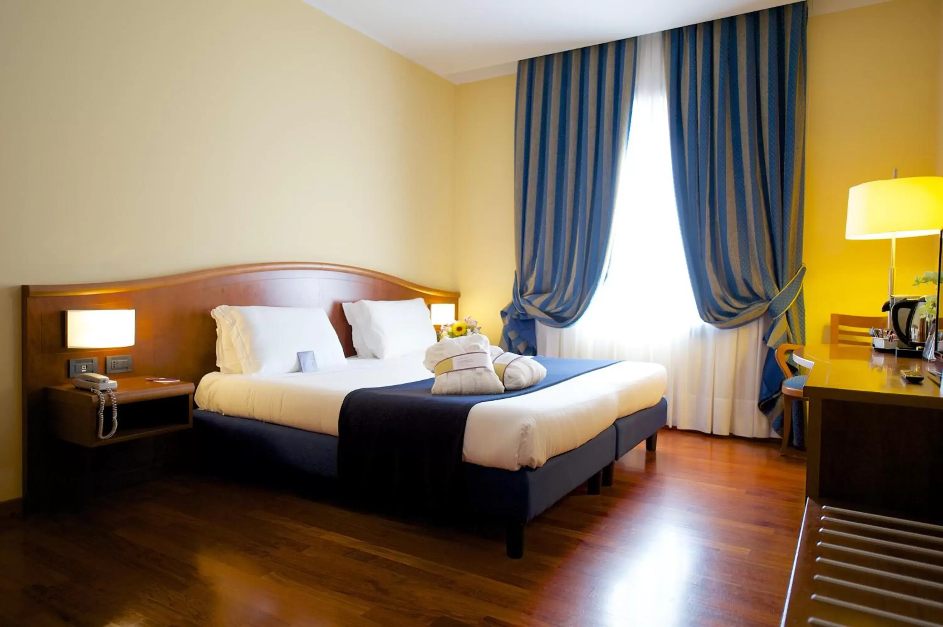 Photo of the whole room, Bed in Mercure Genova San Biagio