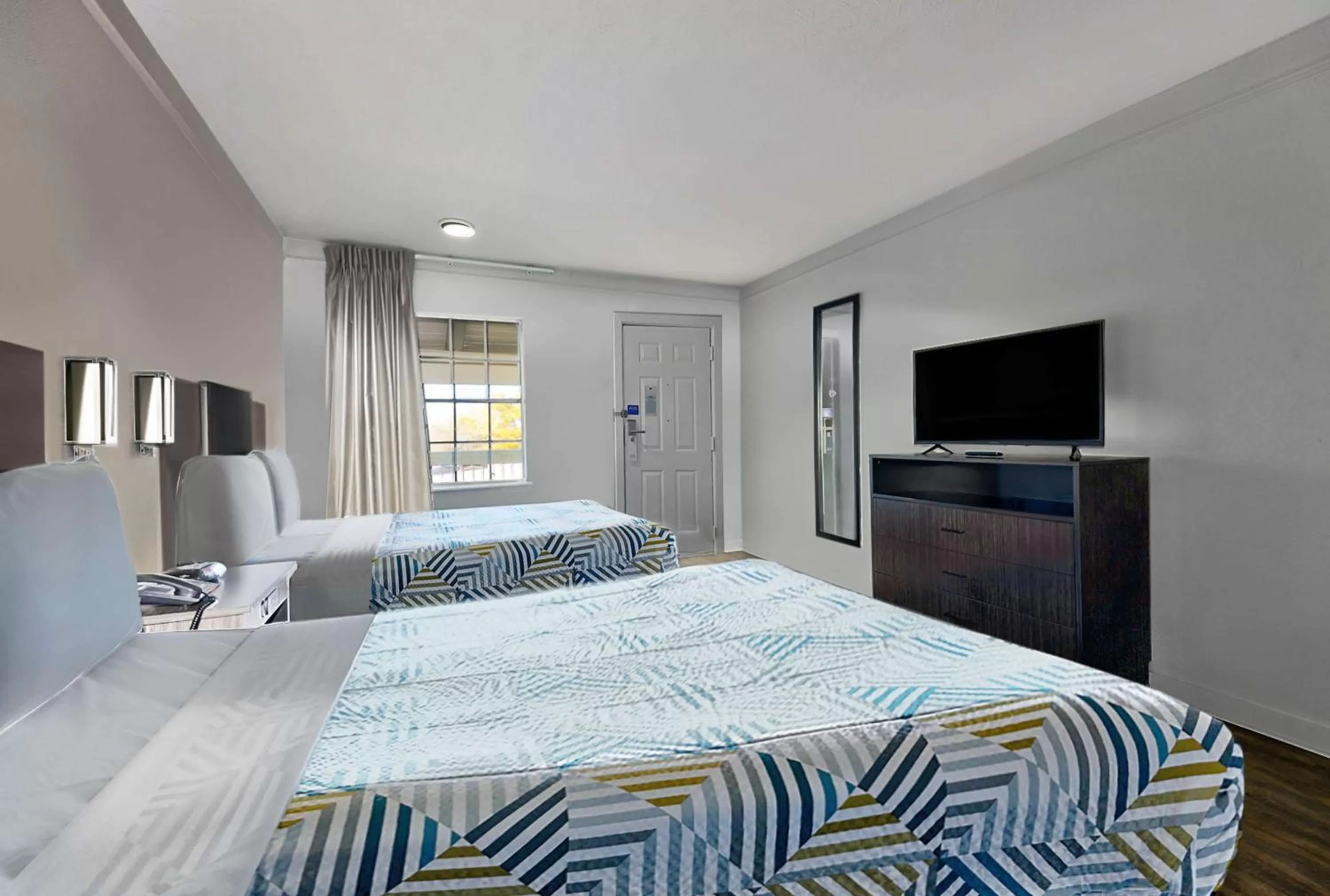 Photo of the whole room, Bed in Studio 6-Denton, TX - UNT