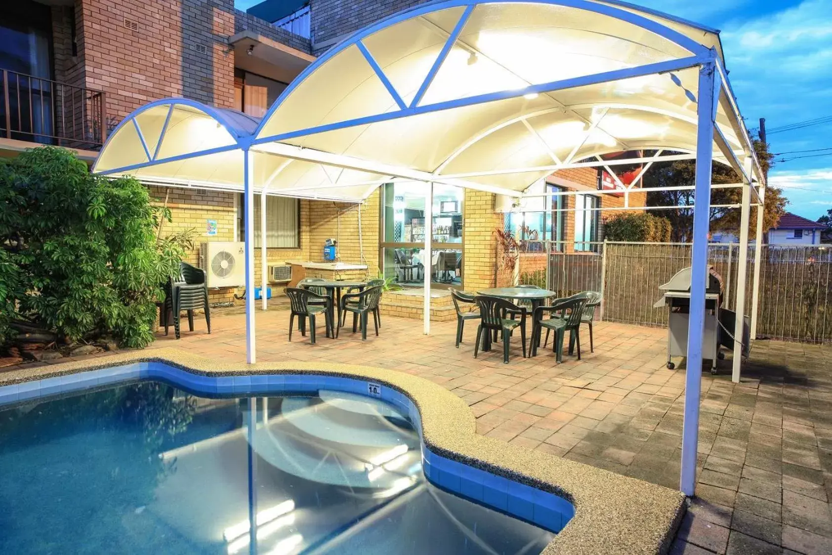 BBQ facilities, Swimming Pool in Ryde Inn