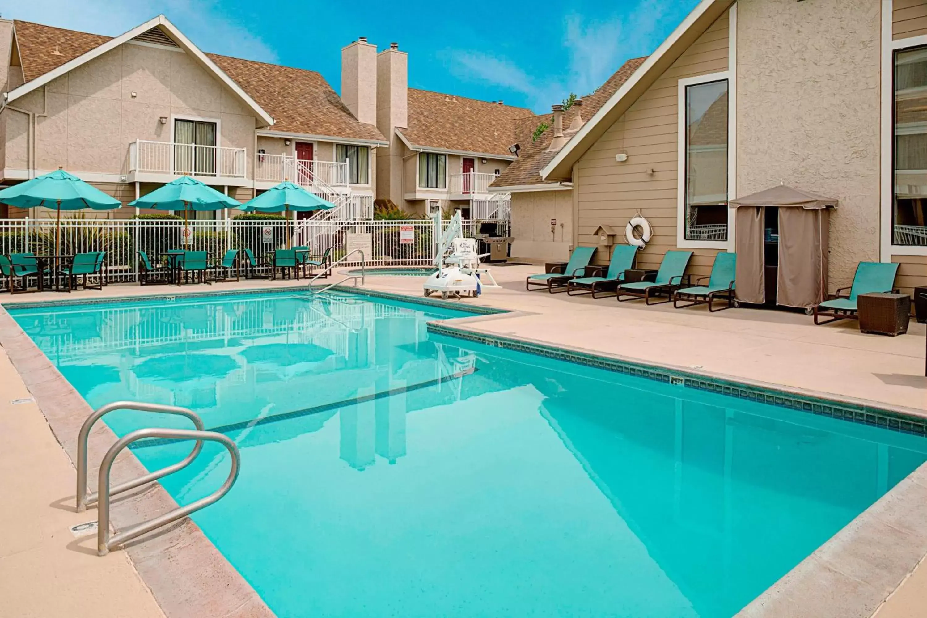 Swimming Pool in Residence Inn Sacramento Cal Expo