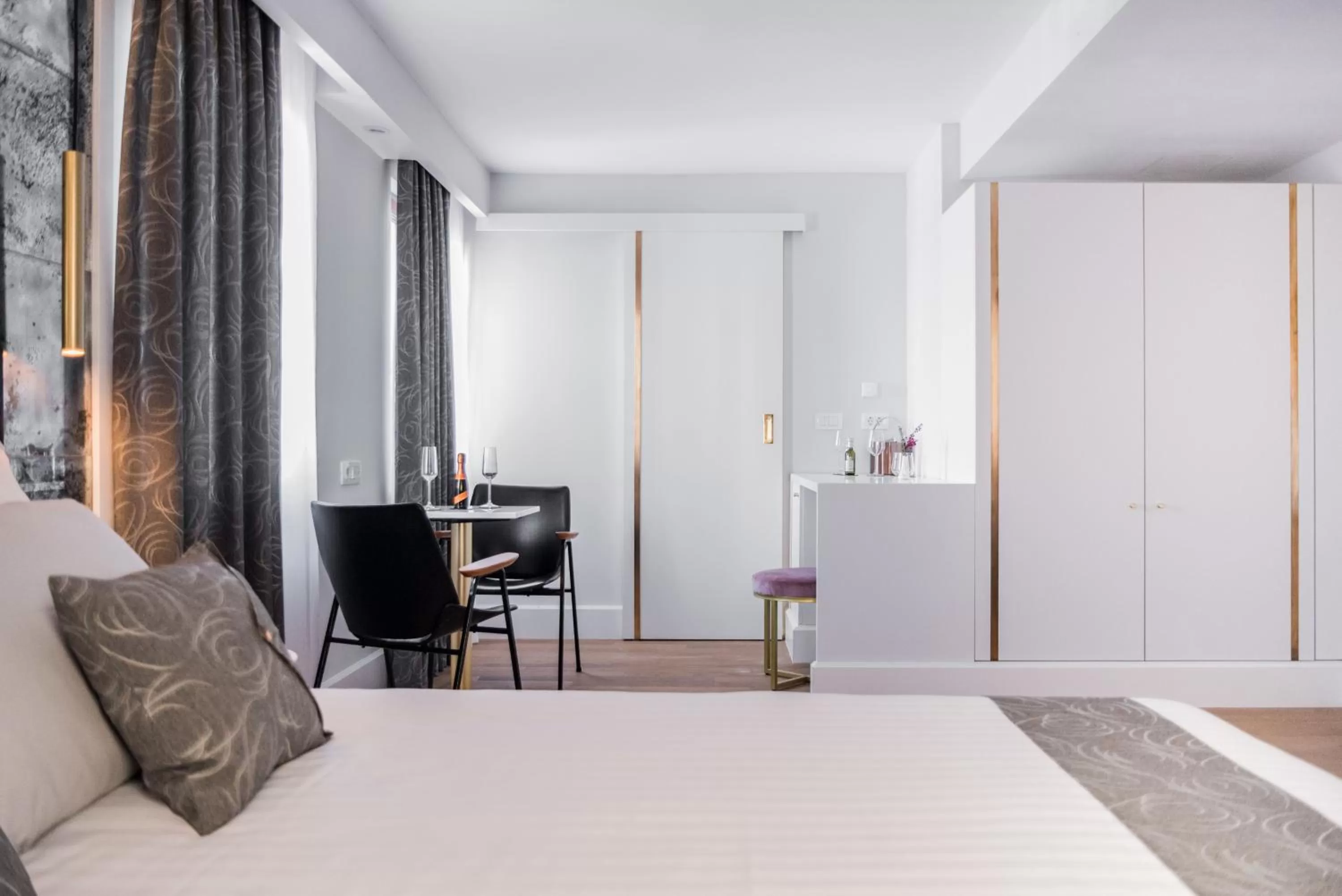 Seating area, Bed in La Loggia