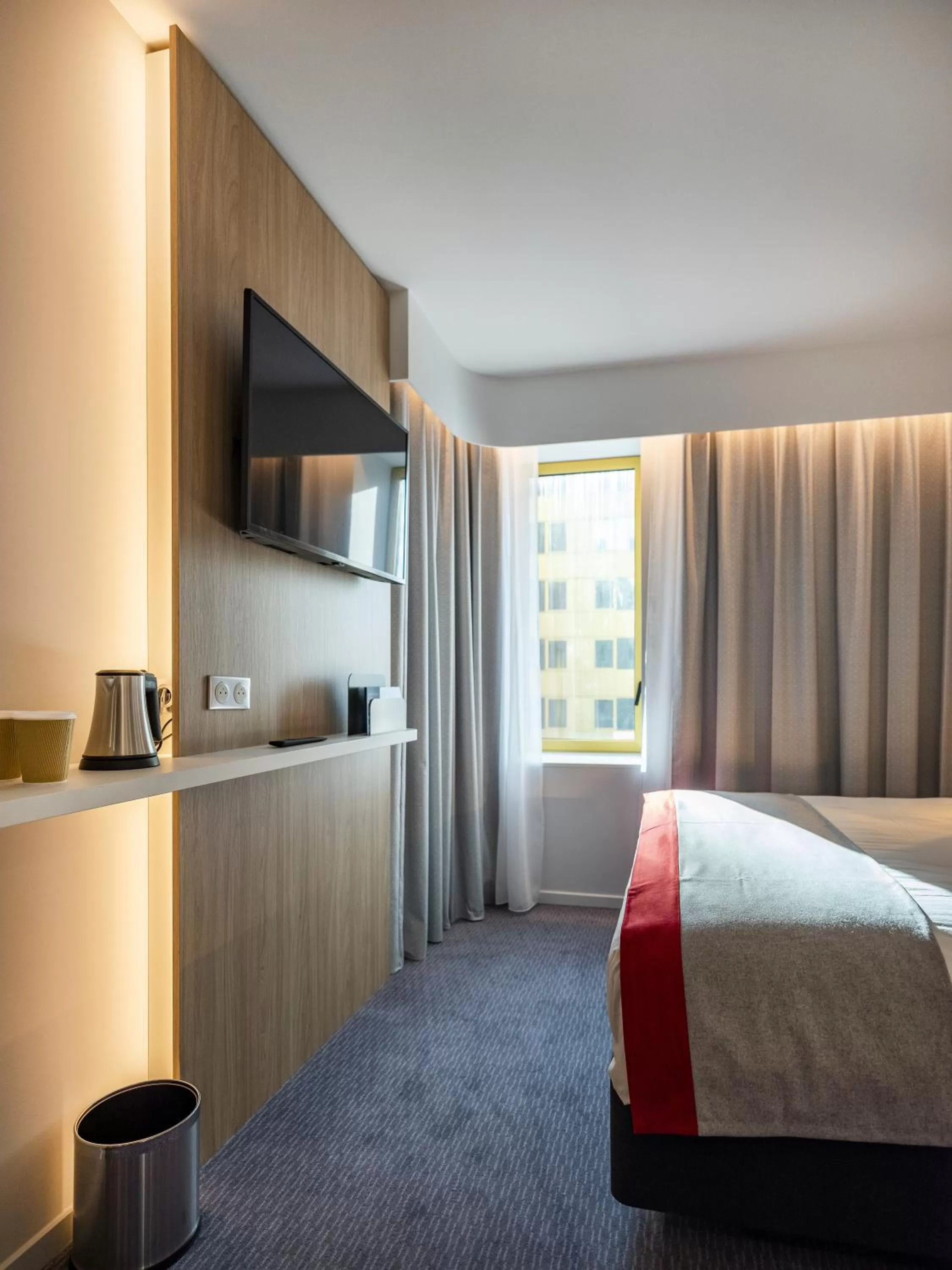 Bed in Holiday Inn Express - Nice - Grand Arenas by IHG