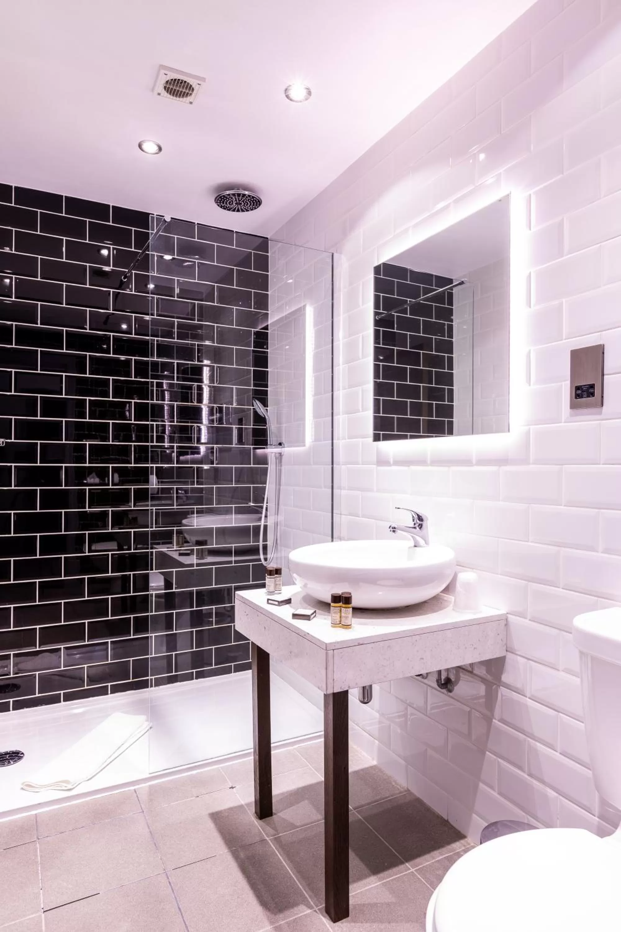 Shower in Cairn Hotel & Apartments