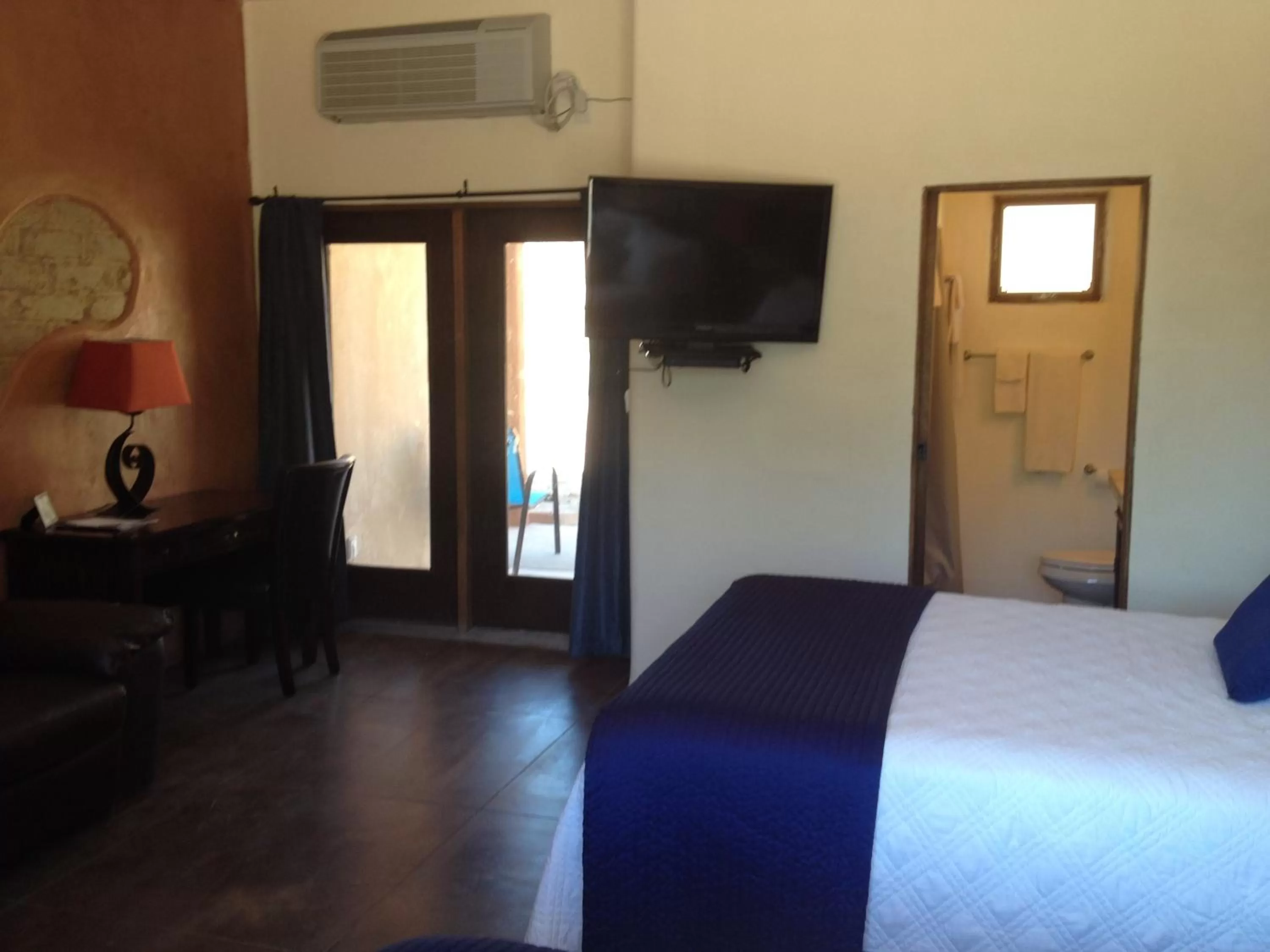 Bed, TV/Entertainment Center in La Posada Pintada