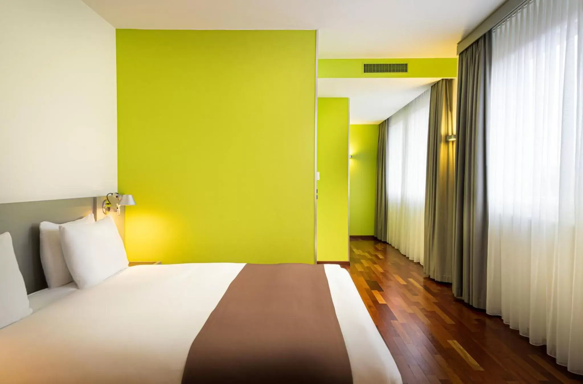 Photo of the whole room, Bed in Holiday Inn Zürich Messe, an IHG Hotel