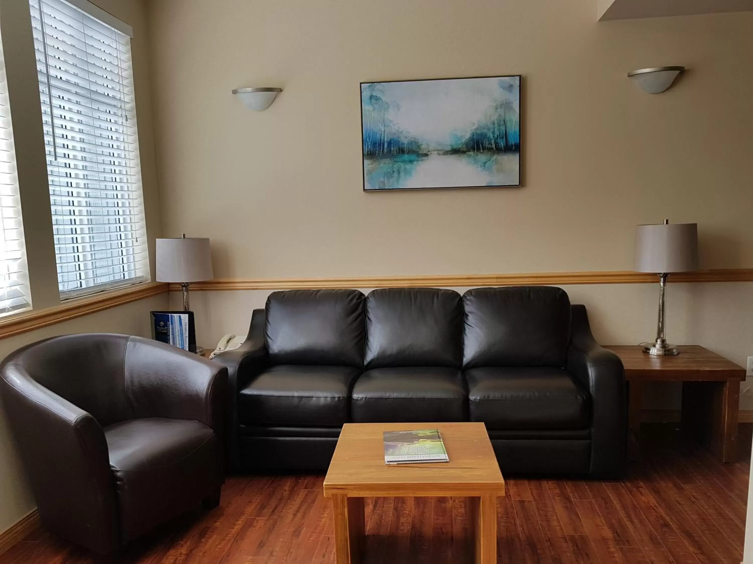 Living room, Seating Area in Sunset Resorts Canmore and Spa