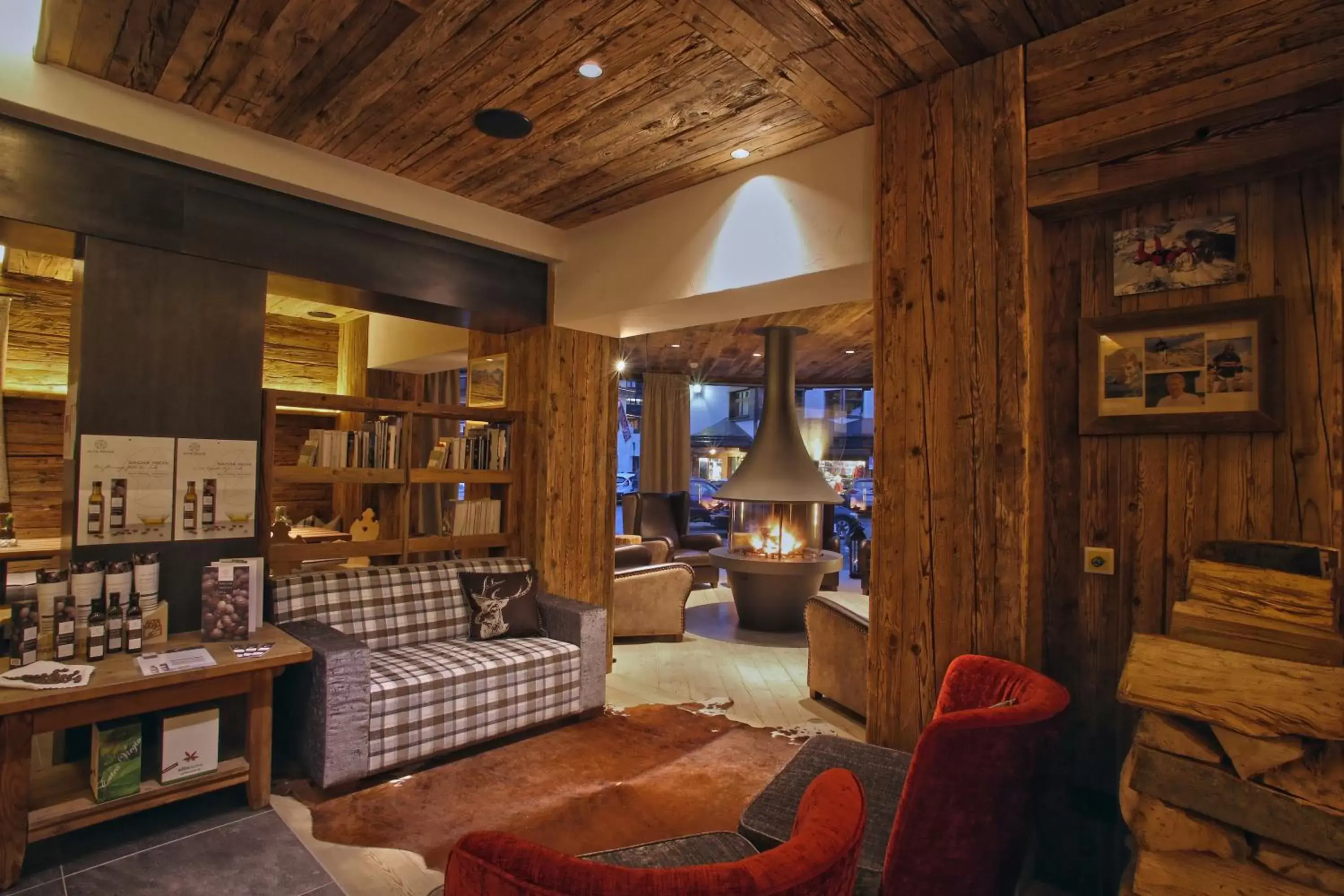 Library in Hotel Marmolada