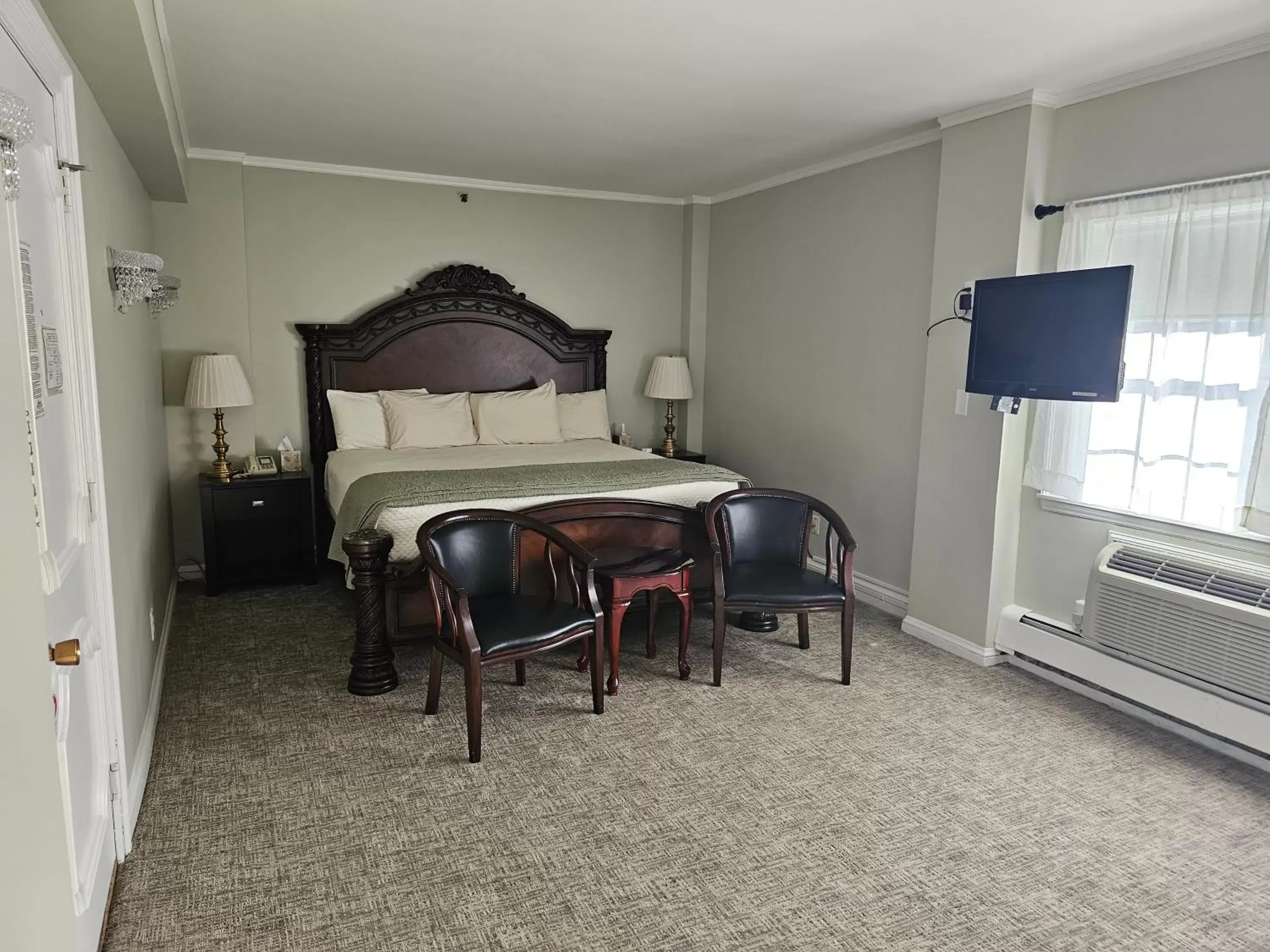 Deluxe King Room in Lowell Inn Deluxe King Room in Lowell Inn