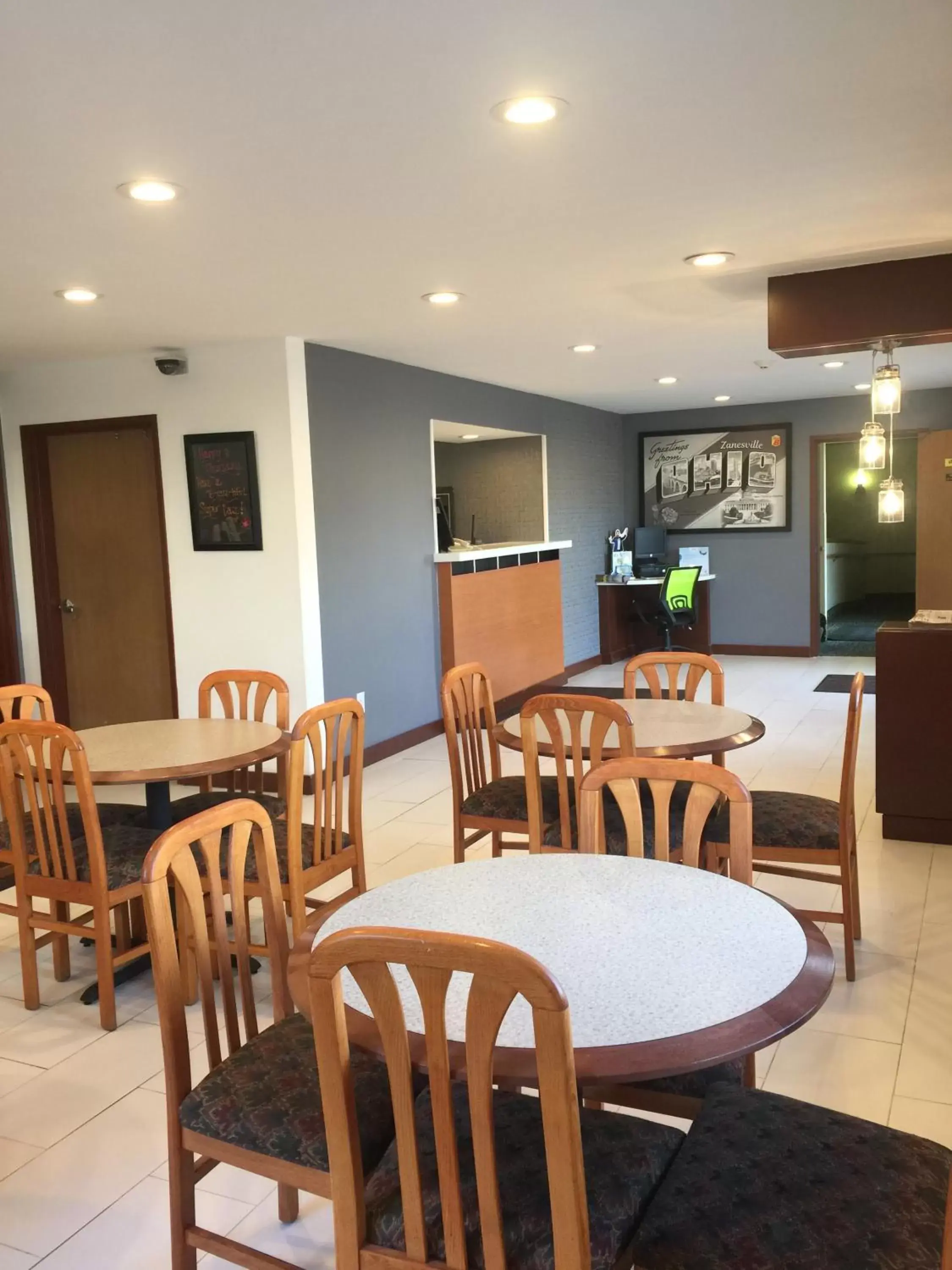 Property building in Super 8 by Wyndham Zanesville Property building in Super 8 by Wyndham Zanesville