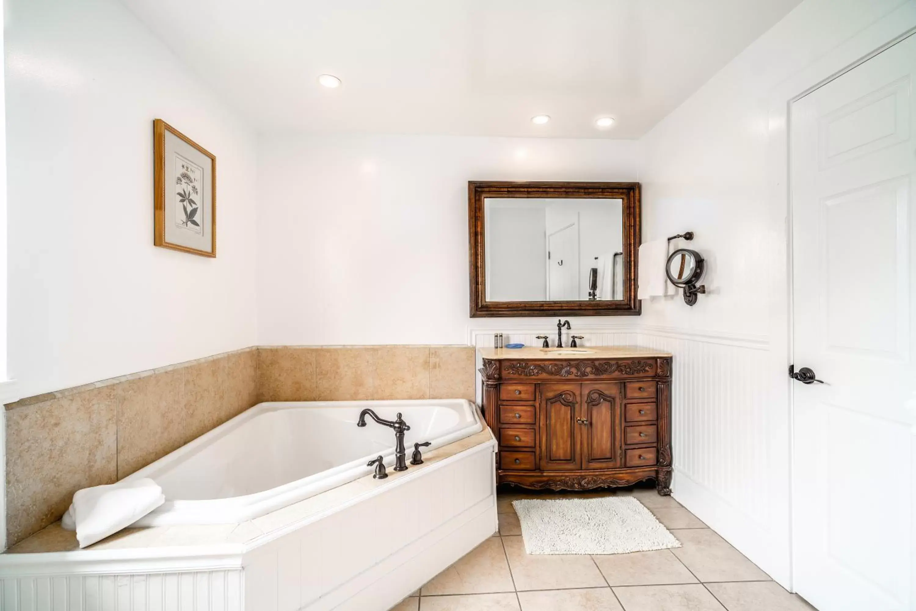 Hot Tub, Bathroom in Agate Cove Inn