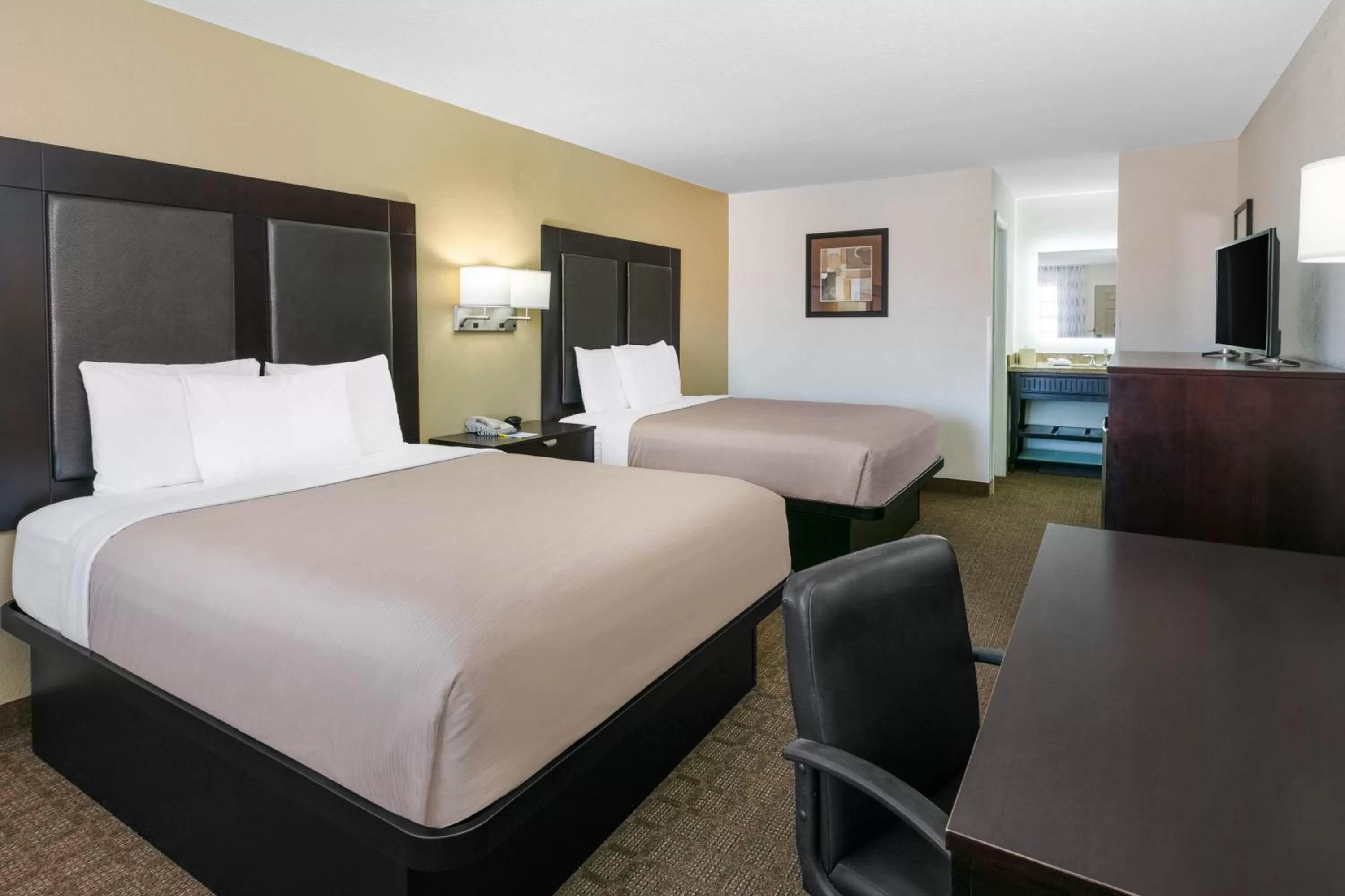 Bed in Days Inn by Wyndham Granbury
