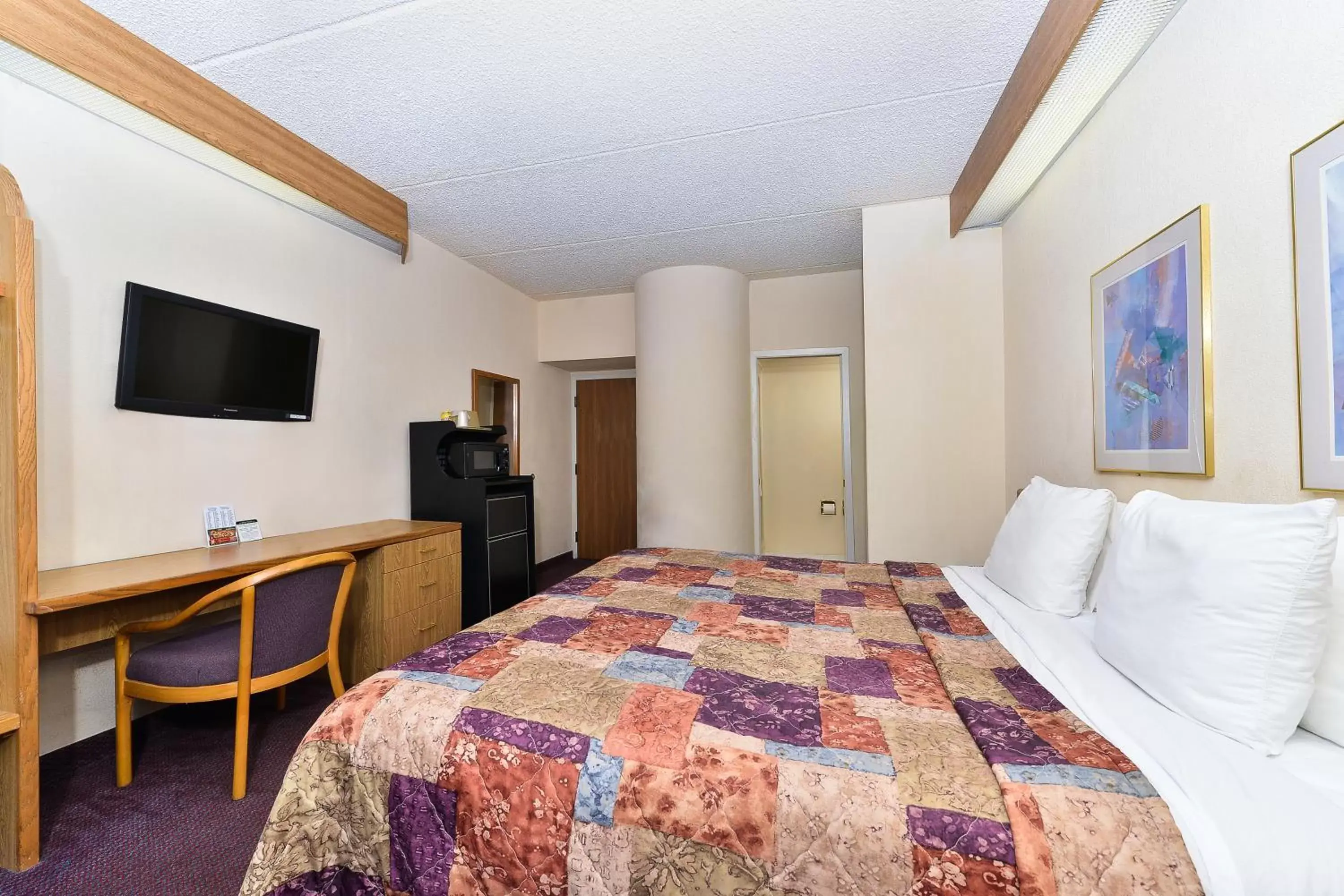 Pets, Bed in America's Best Value Inn & Suites, Atlanta - Morrow