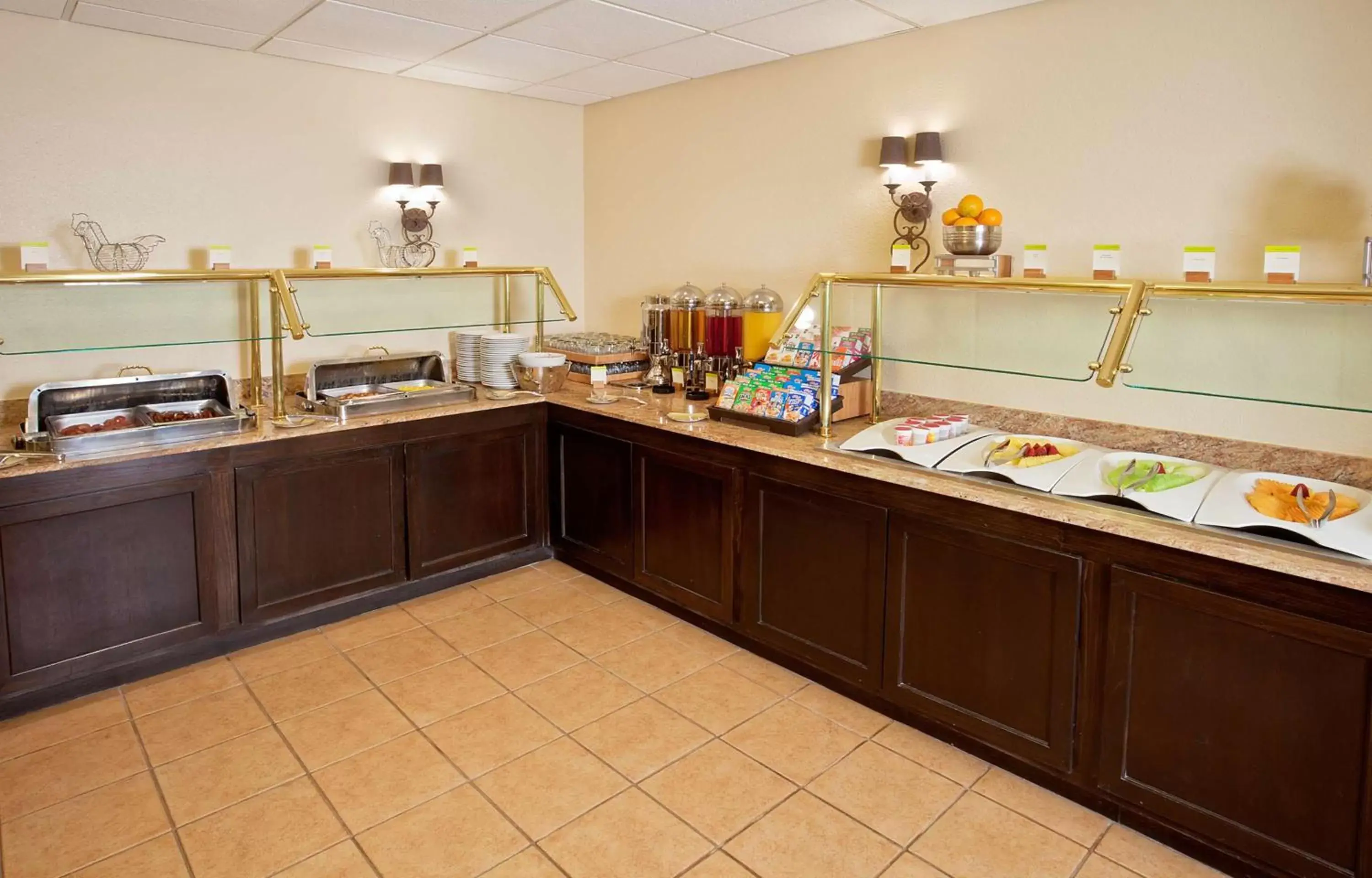 Dining area, Kitchen/Kitchenette in DoubleTree by Hilton Santa Fe